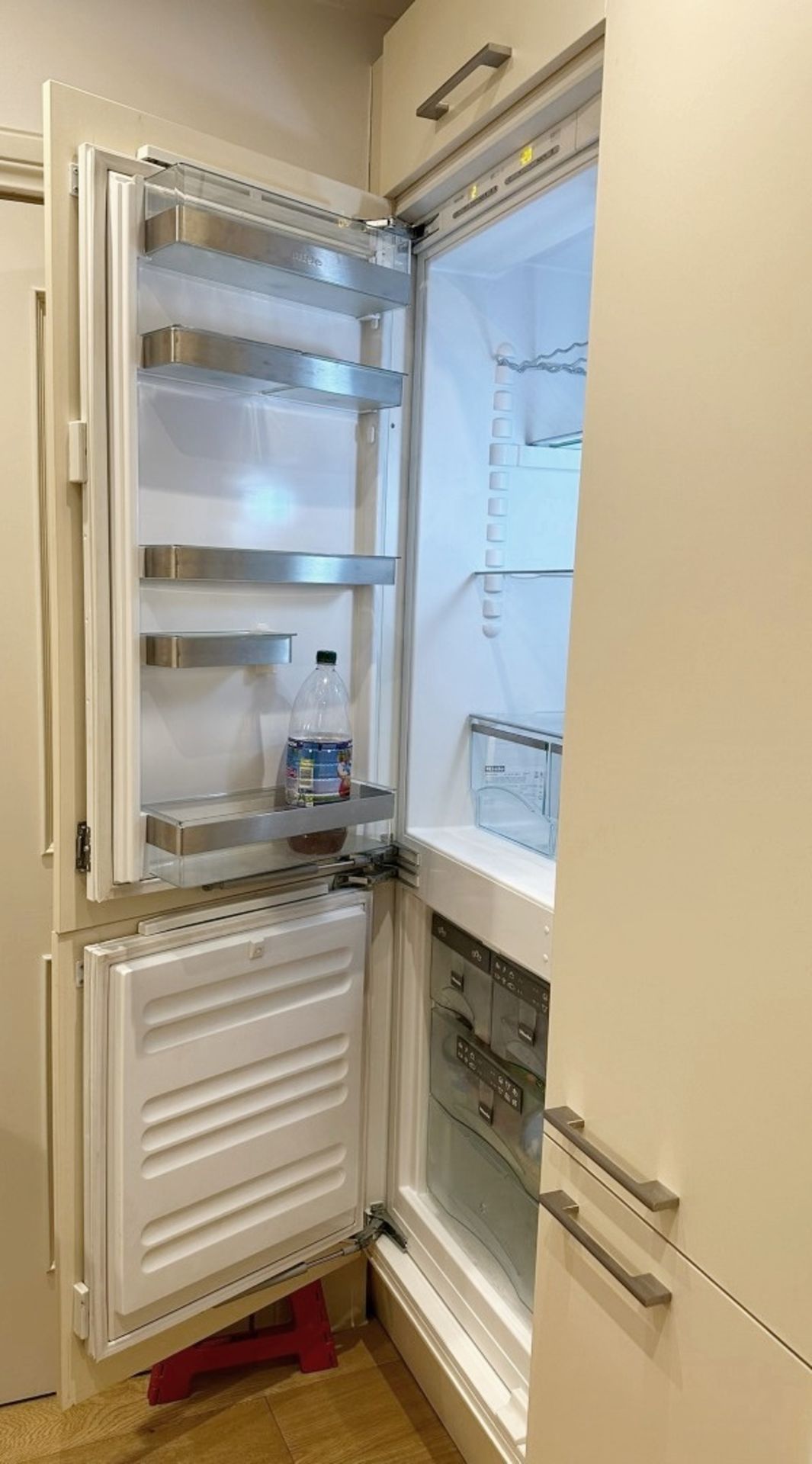 1 x Stunning SIEMATIC Luxury Fitted Handleless Kitchen In Cream, With Marble - Image 36 of 41