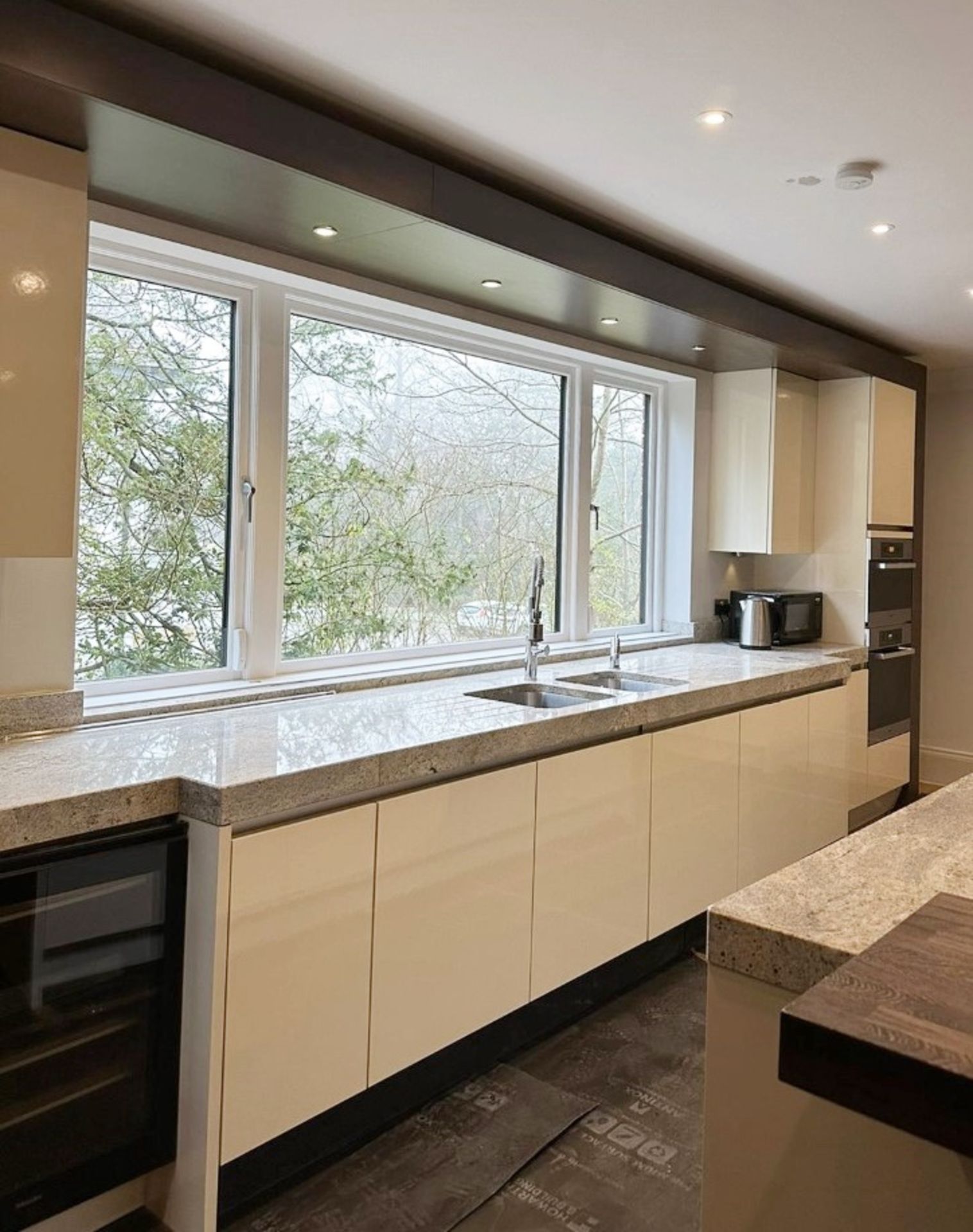 1 x Stunning SIEMATIC Luxury Fitted Handleless Kitchen In Cream, With Marble - Image 32 of 41