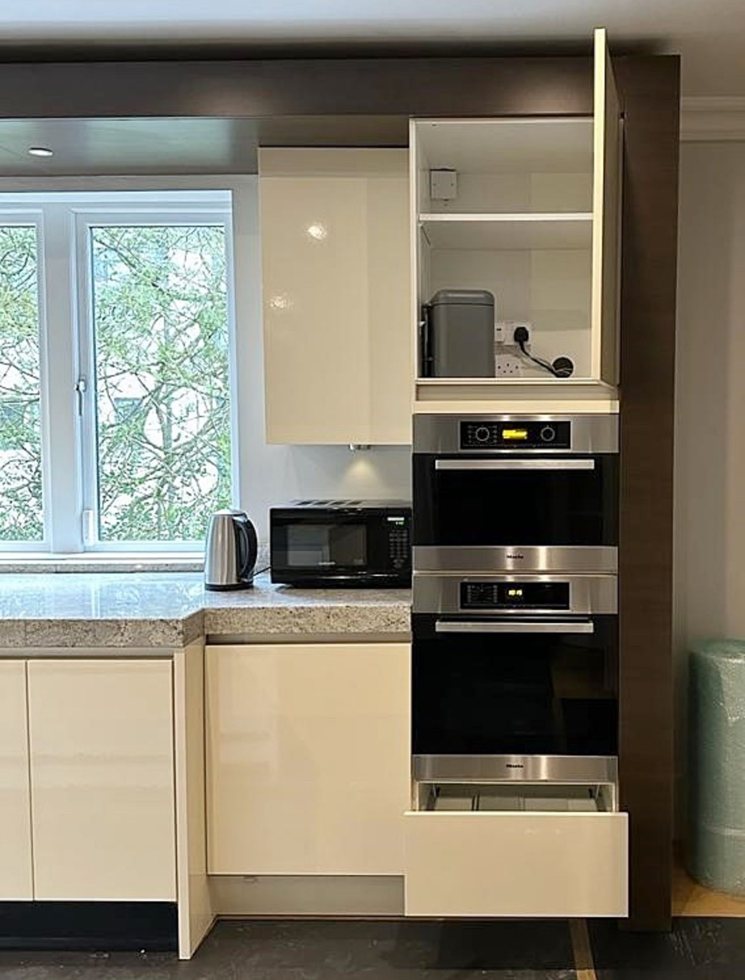 1 x Stunning SIEMATIC Luxury Fitted Handleless Kitchen In Cream, With Marble - Image 15 of 41