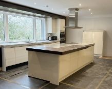 1 x Stunning SIEMATIC Luxury Fitted Handleless Kitchen In Cream, With Marble