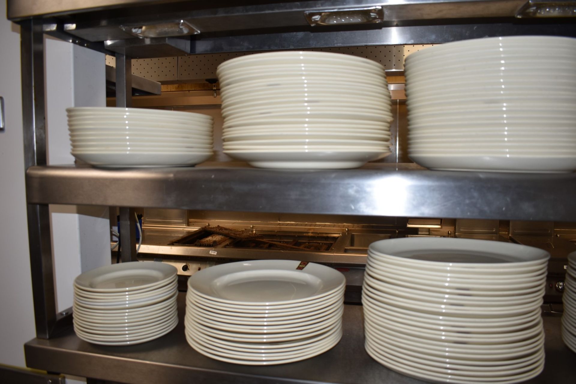 Approx 210 x Ceramic Dinner Plates - Various Sizes - From a Popular American Diner - Image 6 of 8
