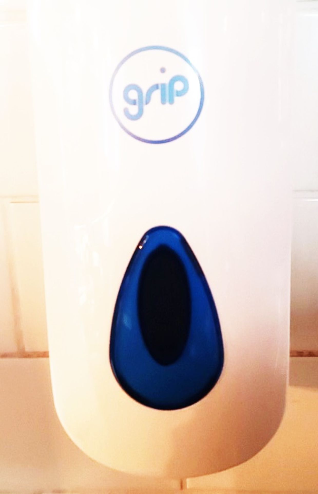 1 x GRIP Wall Mounted Lockable Centrefold Hand Towel Dispenser And 900ml Hand Sanitizer Dispenser - Image 3 of 5