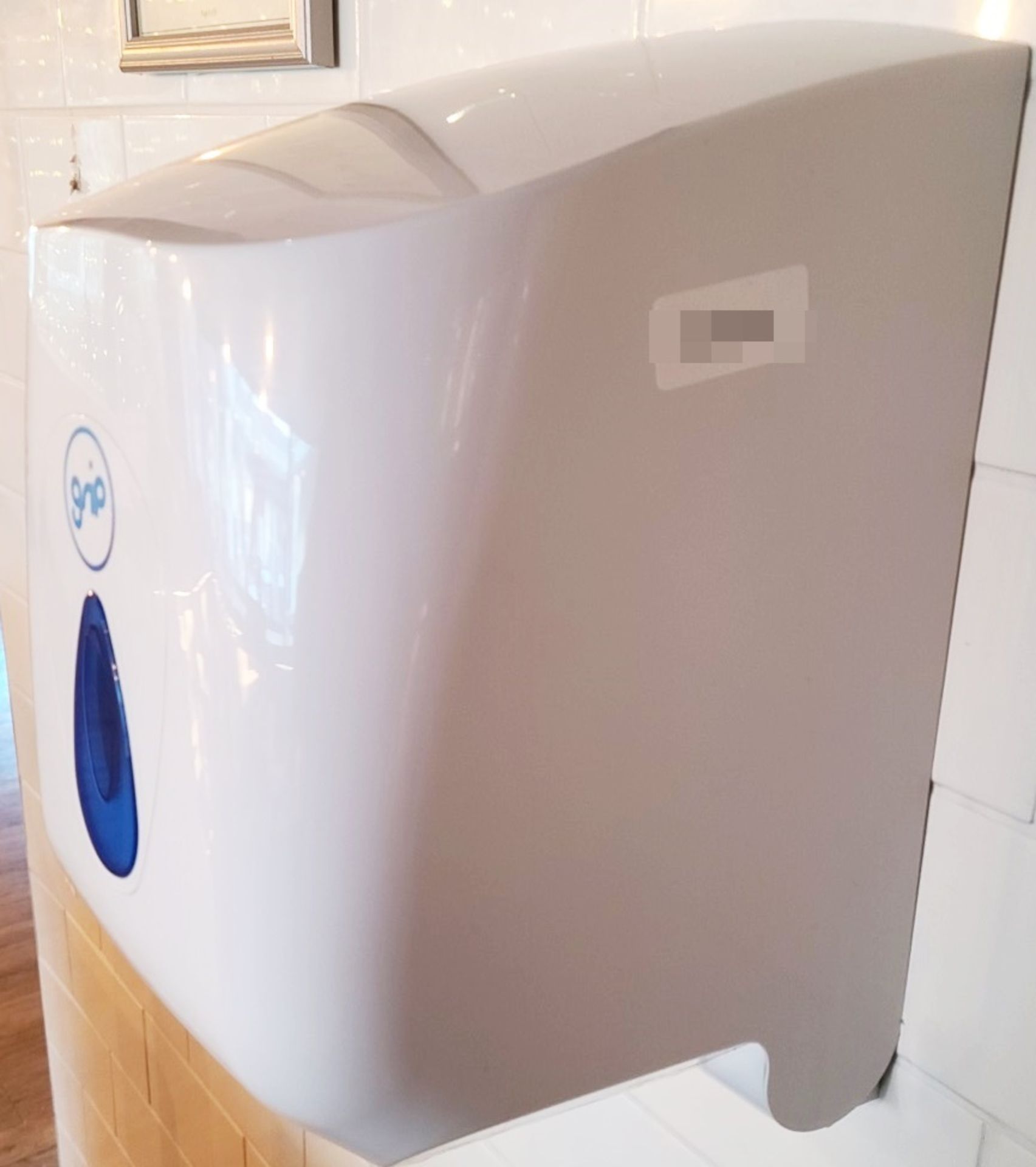 1 x GRIP Wall Mounted Lockable Centrefold Hand Towel Dispenser And 900ml Hand Sanitizer Dispenser - Image 5 of 5