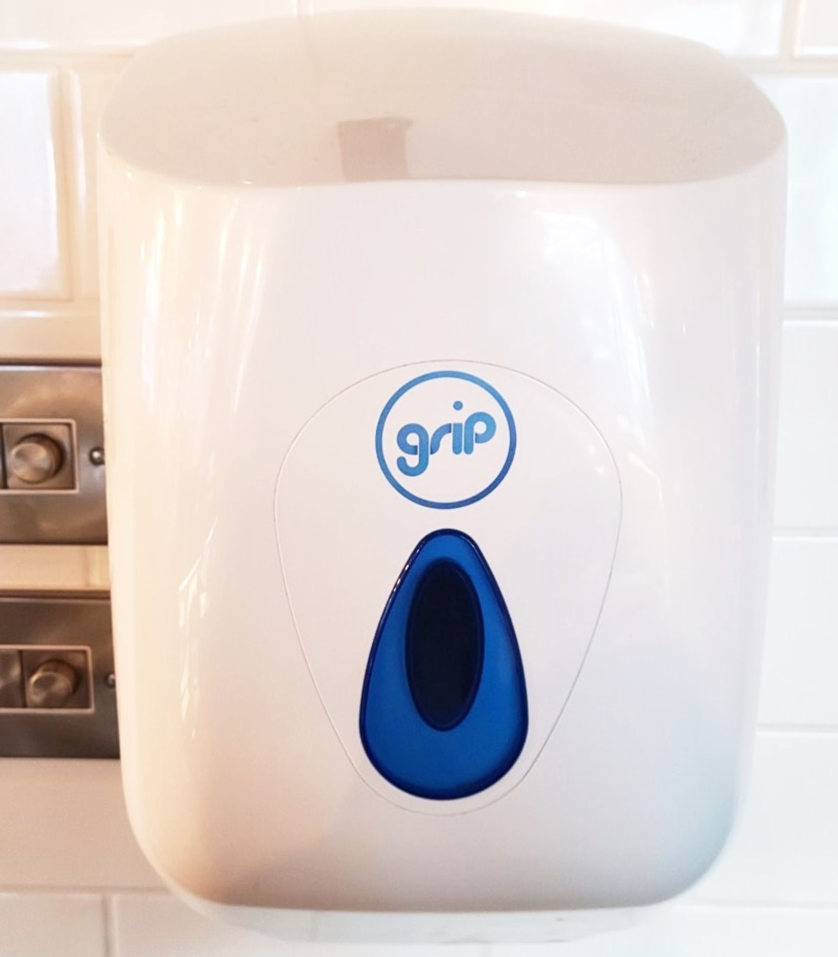 1 x GRIP Wall Mounted Lockable Centrefold Hand Towel Dispenser And 900ml Hand Sanitizer Dispenser - Image 2 of 5