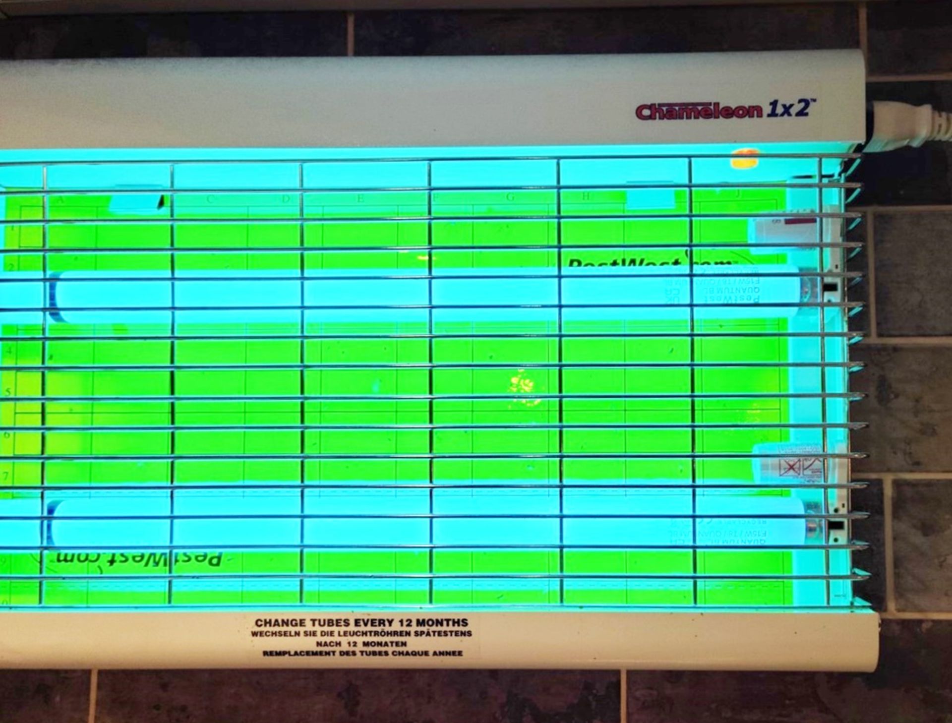 1 x CHAMELEON 1x2 Wall Mounted Ultra-Slim Electric Fly Killer For Food Preparation Areas - Image 3 of 5