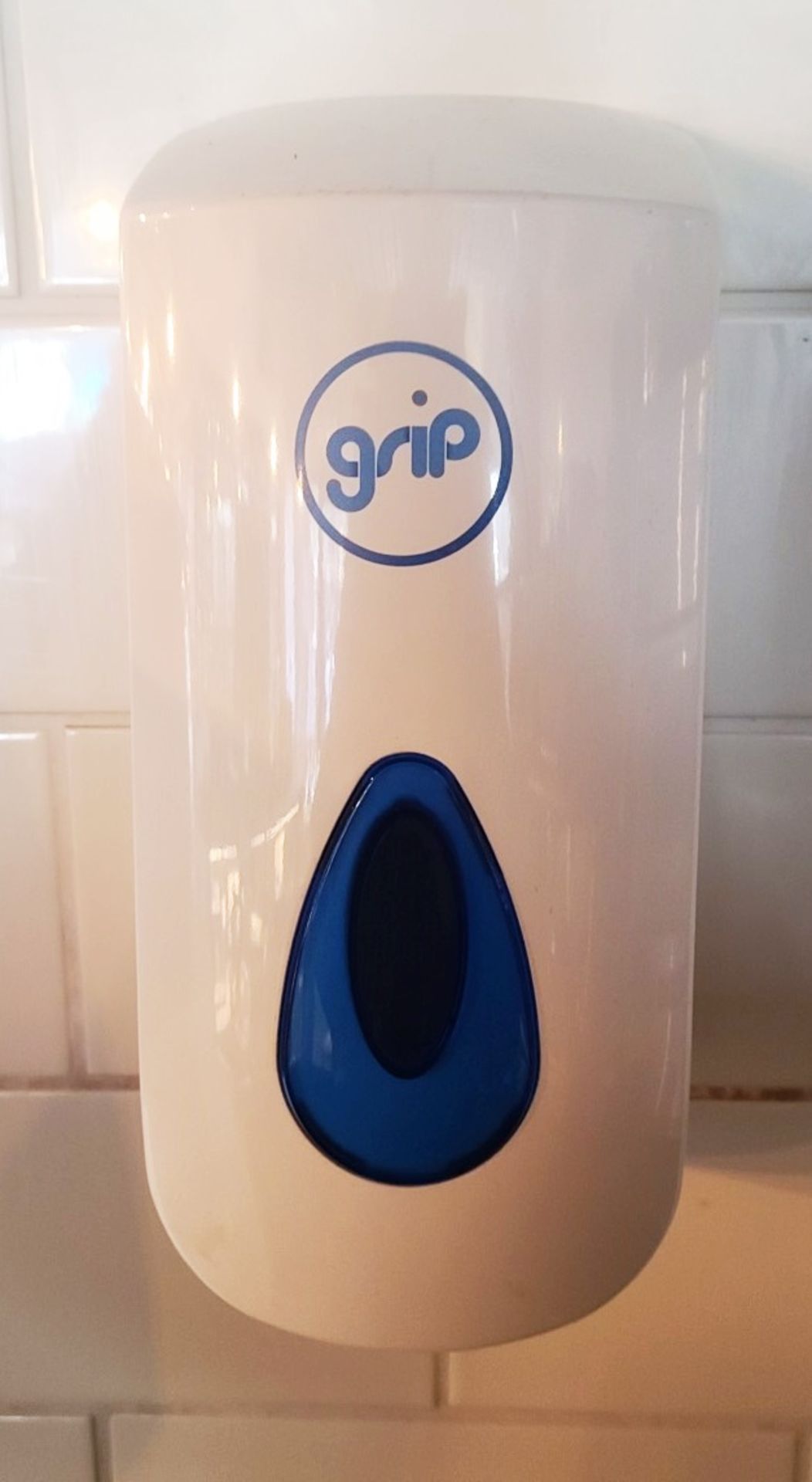 1 x GRIP Wall Mounted Lockable Centrefold Hand Towel Dispenser And 900ml Hand Sanitizer Dispenser - Image 4 of 5