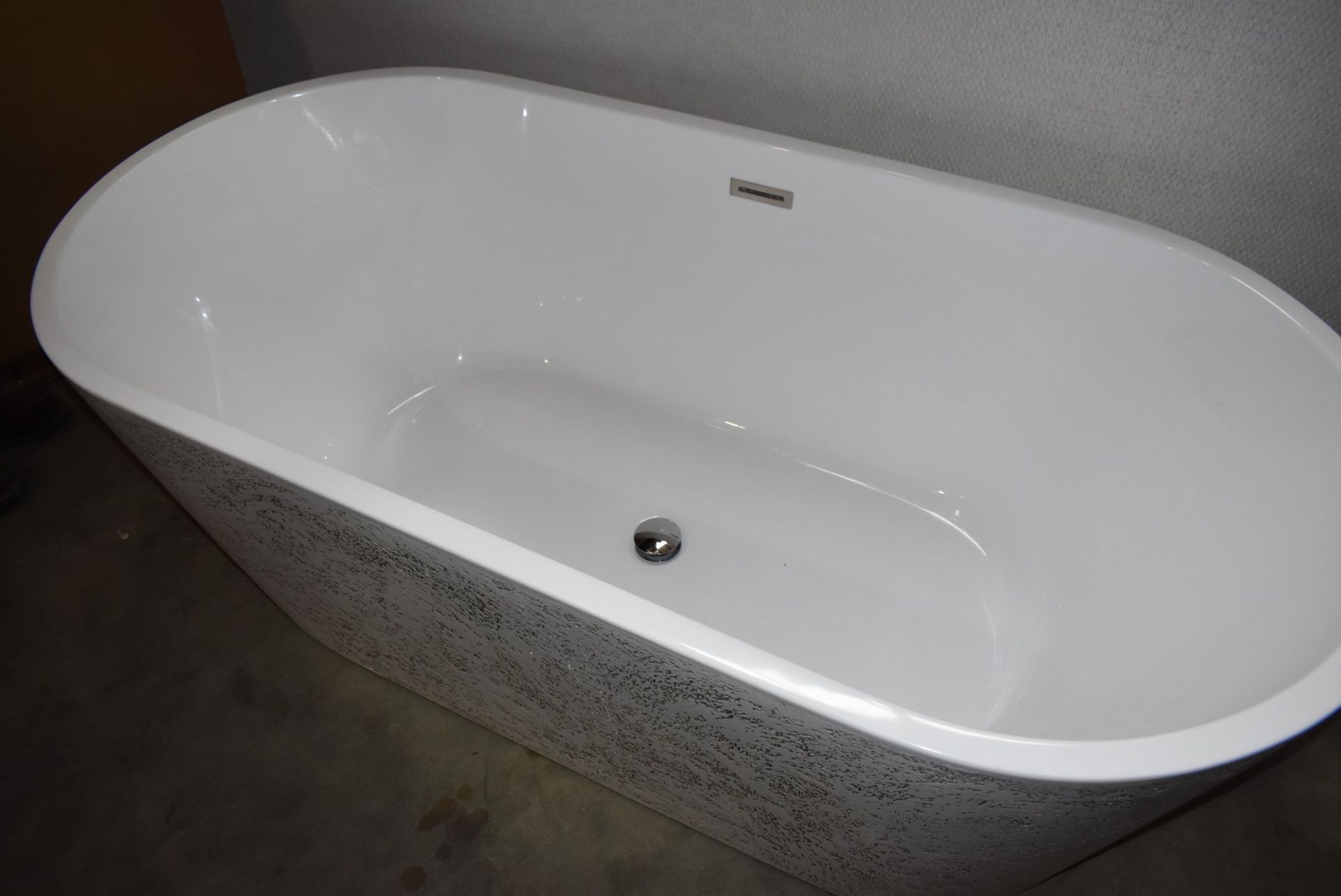 1 x Contemporary Freestanding Bath With a Tactile Textured Surround Panel - 1690mm Wide - New - Image 5 of 15