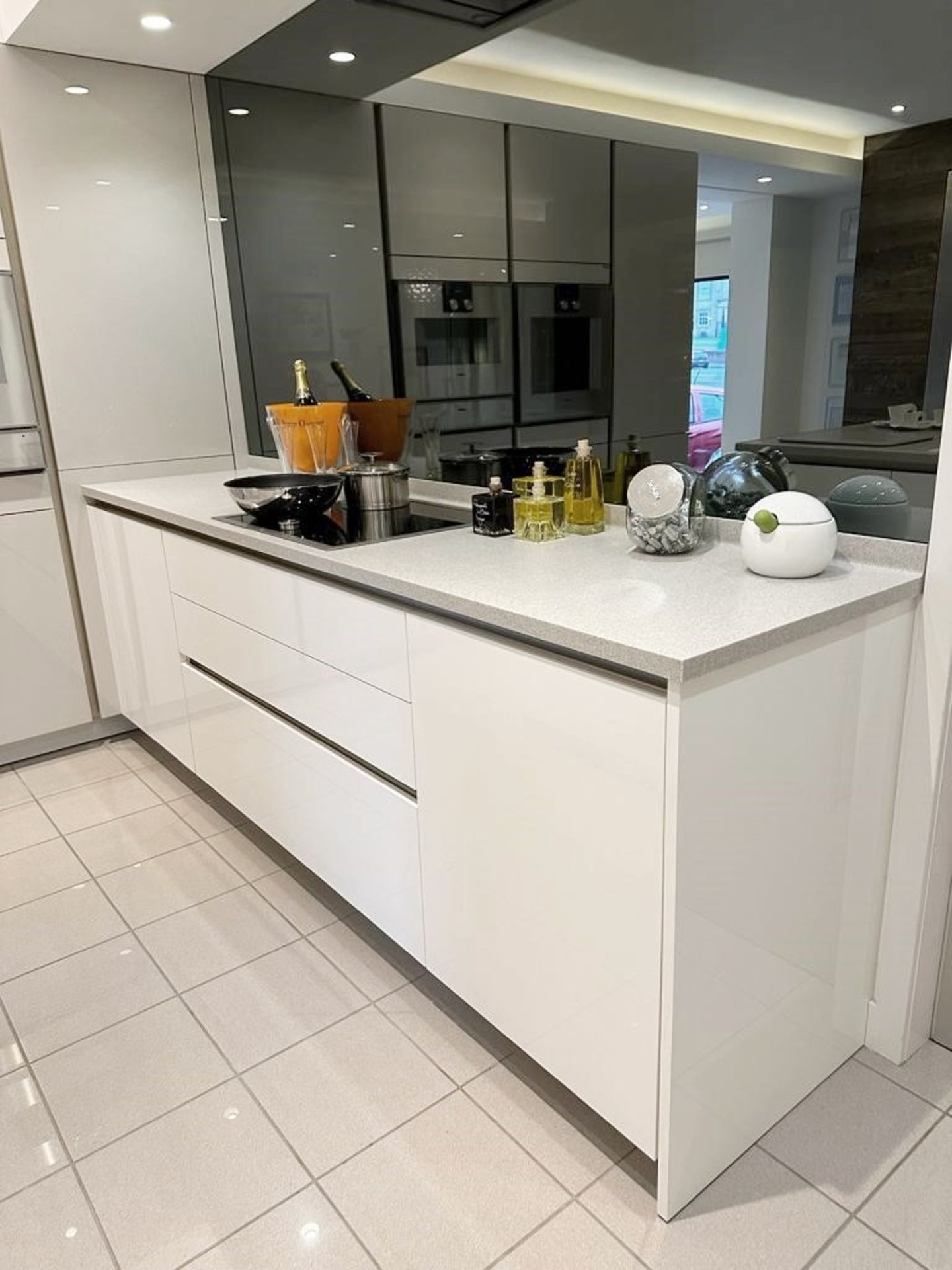 1 x SIEMATIC Contemporary 'S2' Fitted Kitchen In Gloss White And Grey *Ex-Display Showroom Model* - Image 2 of 16