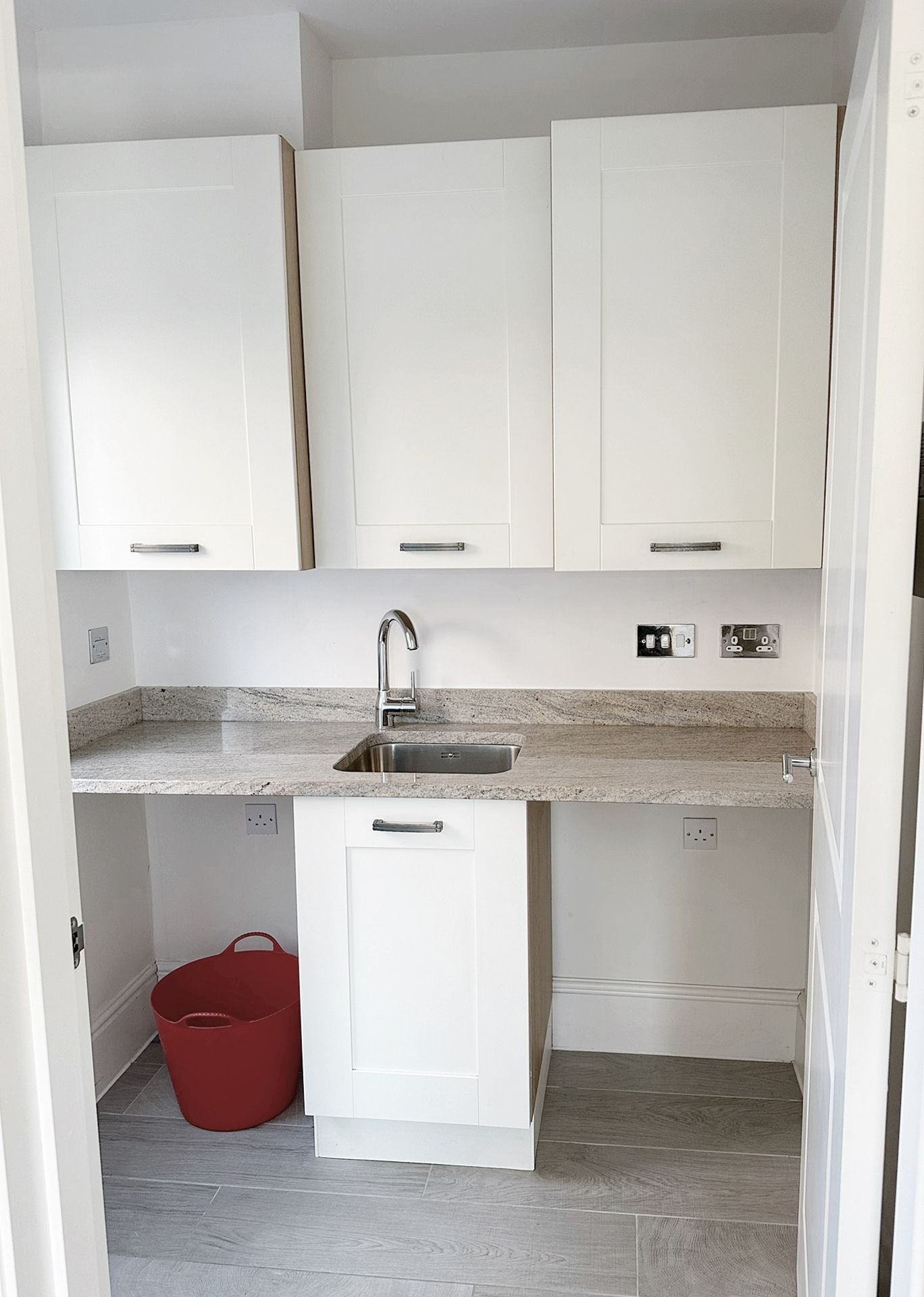 1 x SYMPHONY Contemporary Bespoke Fitted Shaker-Style Kitchen, With Branded Appliances, Granite Tops - Image 34 of 36