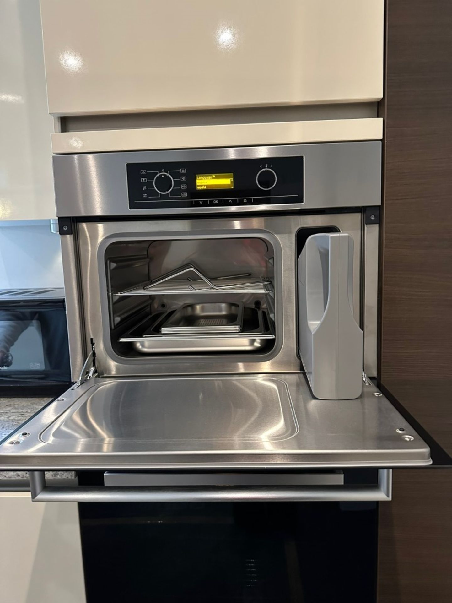 1 x Stunning SIEMATIC Luxury Fitted Handleless Kitchen With Marble Worktops - Original Cost £60,000 - Image 8 of 51