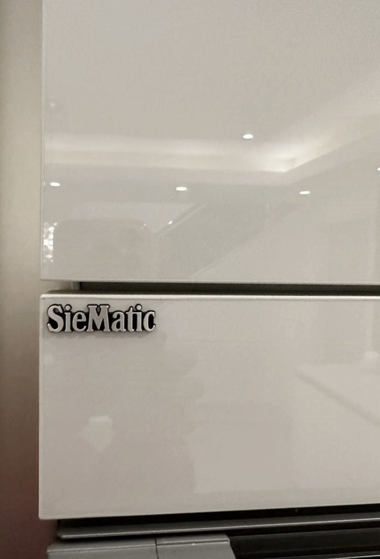 1 x SIEMATIC Contemporary 'S2' Fitted Kitchen In Gloss White And Grey *Ex-Display Showroom Model* - Image 10 of 16