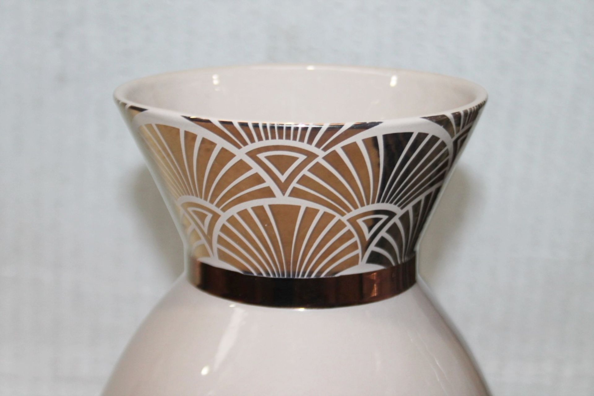1 x VISIONNAIRE Large Luxury Vase Featuring An Art Deco Aesthetic And Gold Detailing - Ref: - Image 4 of 5