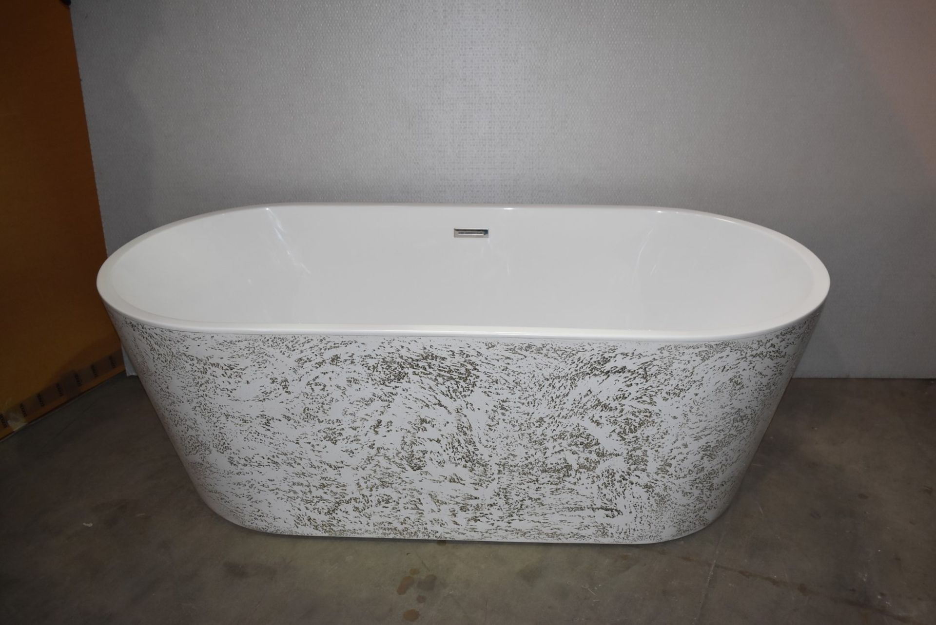 1 x Contemporary Freestanding Bath With a Tactile Textured Surround Panel - 1690mm Wide - New - Image 3 of 15