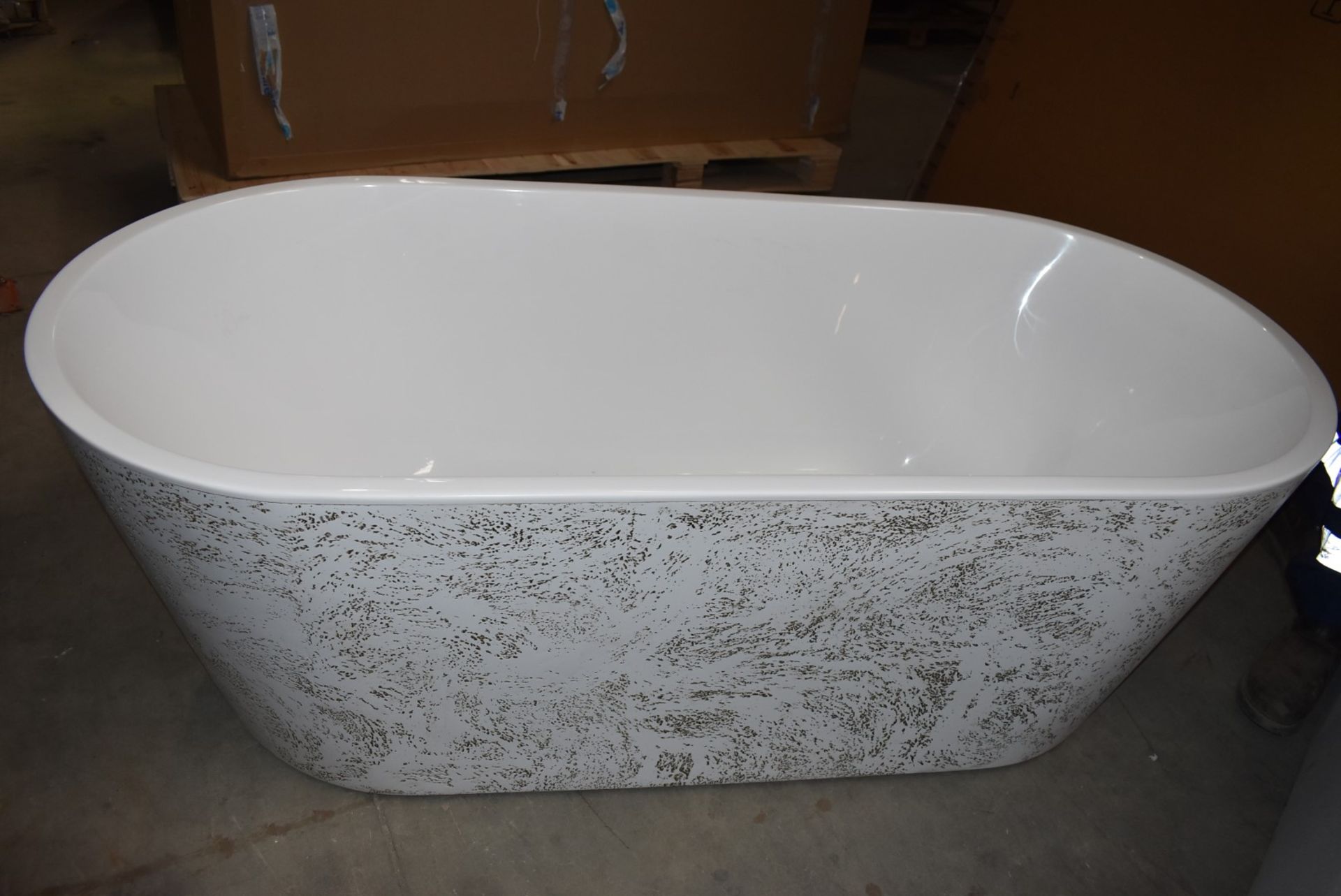 1 x Contemporary Freestanding Bath With a Tactile Textured Surround Panel - 1690mm Wide - New - Image 8 of 15