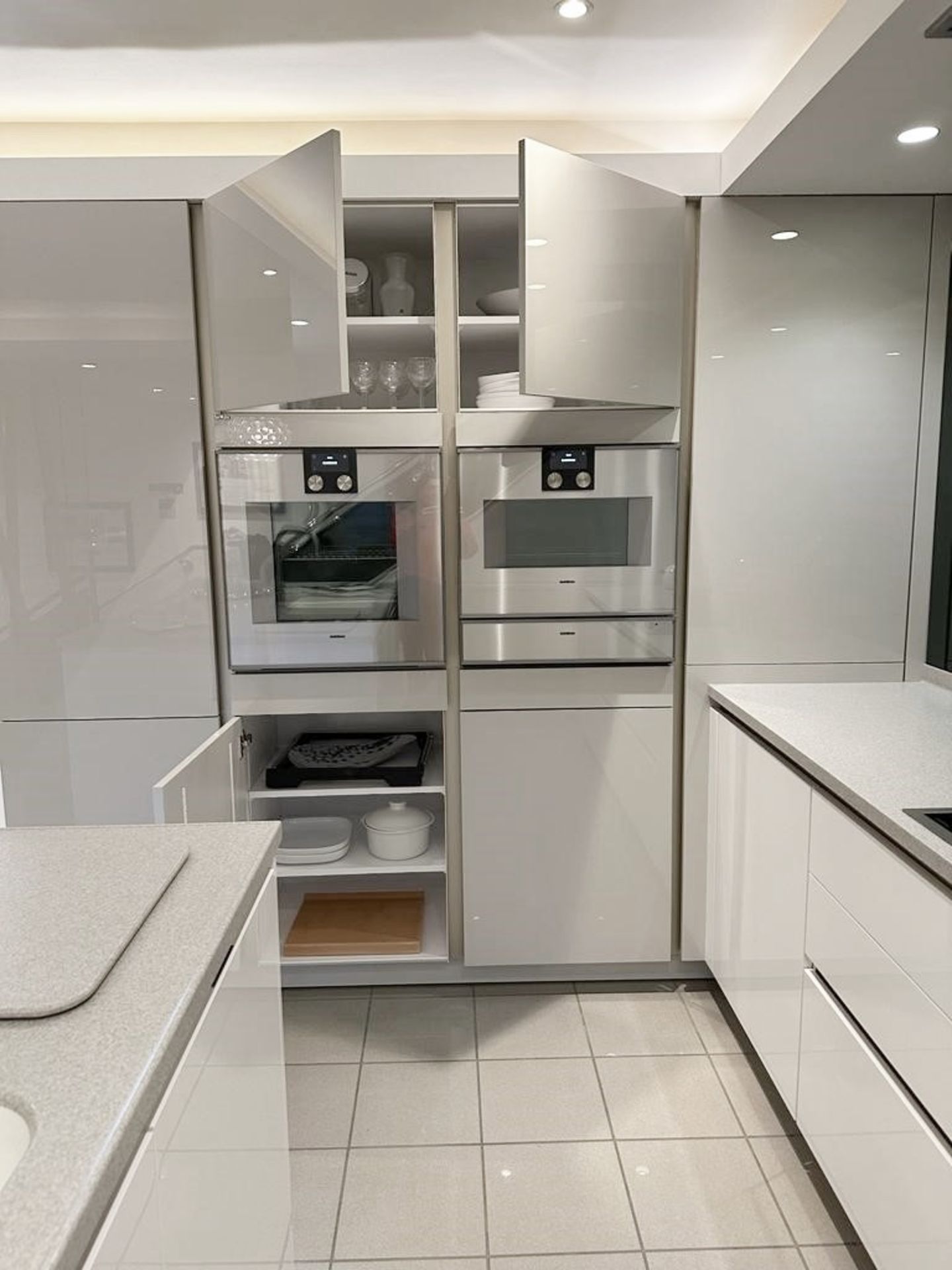 1 x SIEMATIC Contemporary 'S2' Fitted Kitchen In Gloss White And Grey *Ex-Display Showroom Model* - Image 11 of 16