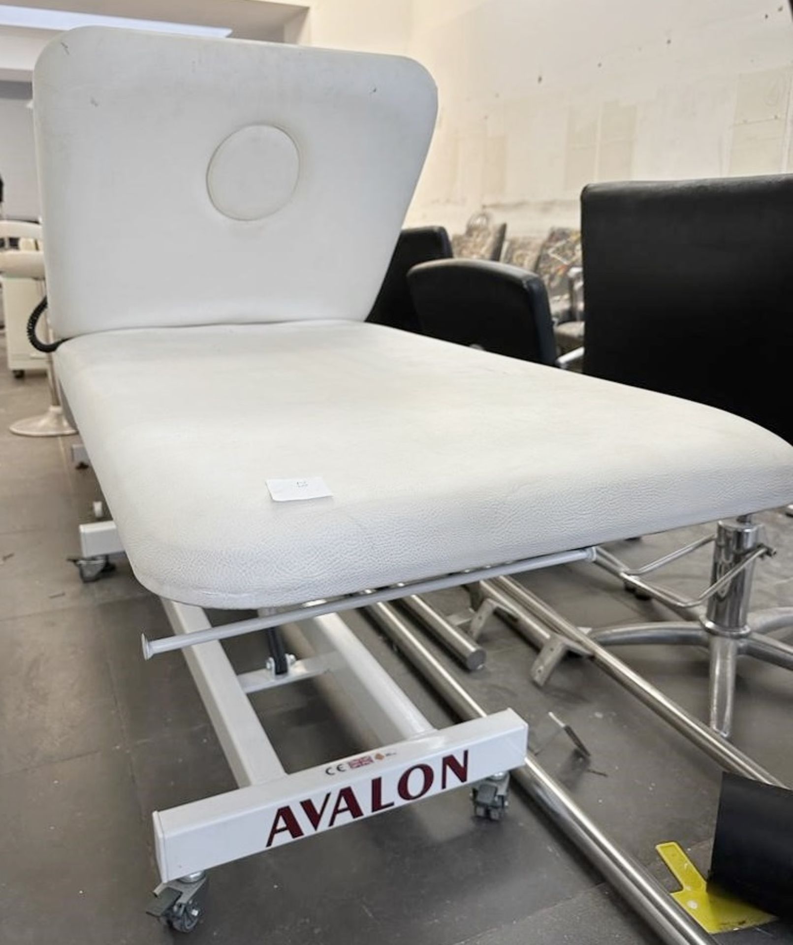 1 x Avalon Electric Salon Teatment Bed - From An Award-winning Chelsea Hair Salon - Ref: 023 - CL828