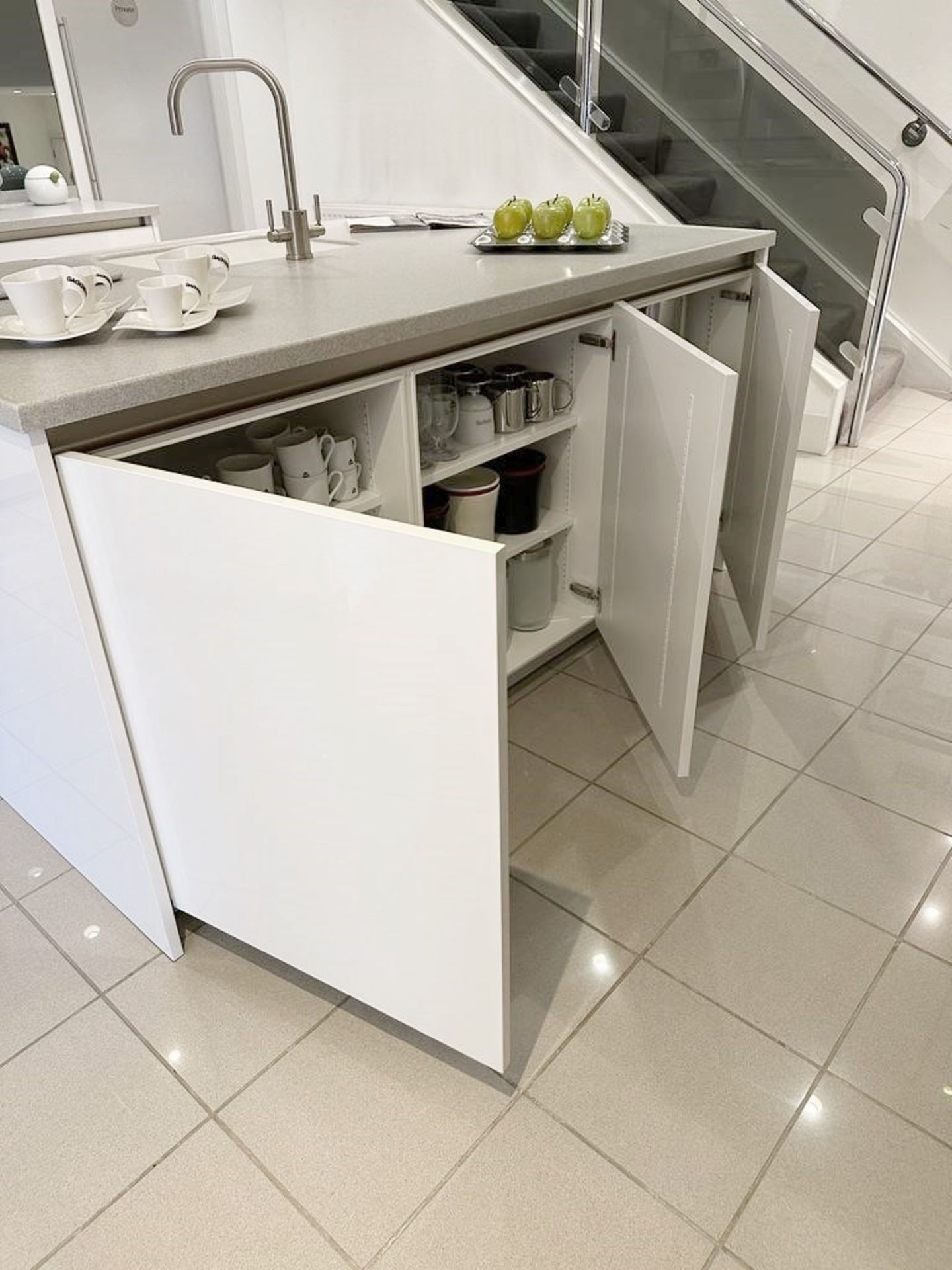 1 x SIEMATIC Contemporary 'S2' Fitted Kitchen In Gloss White And Grey *Ex-Display Showroom Model* - Image 15 of 16