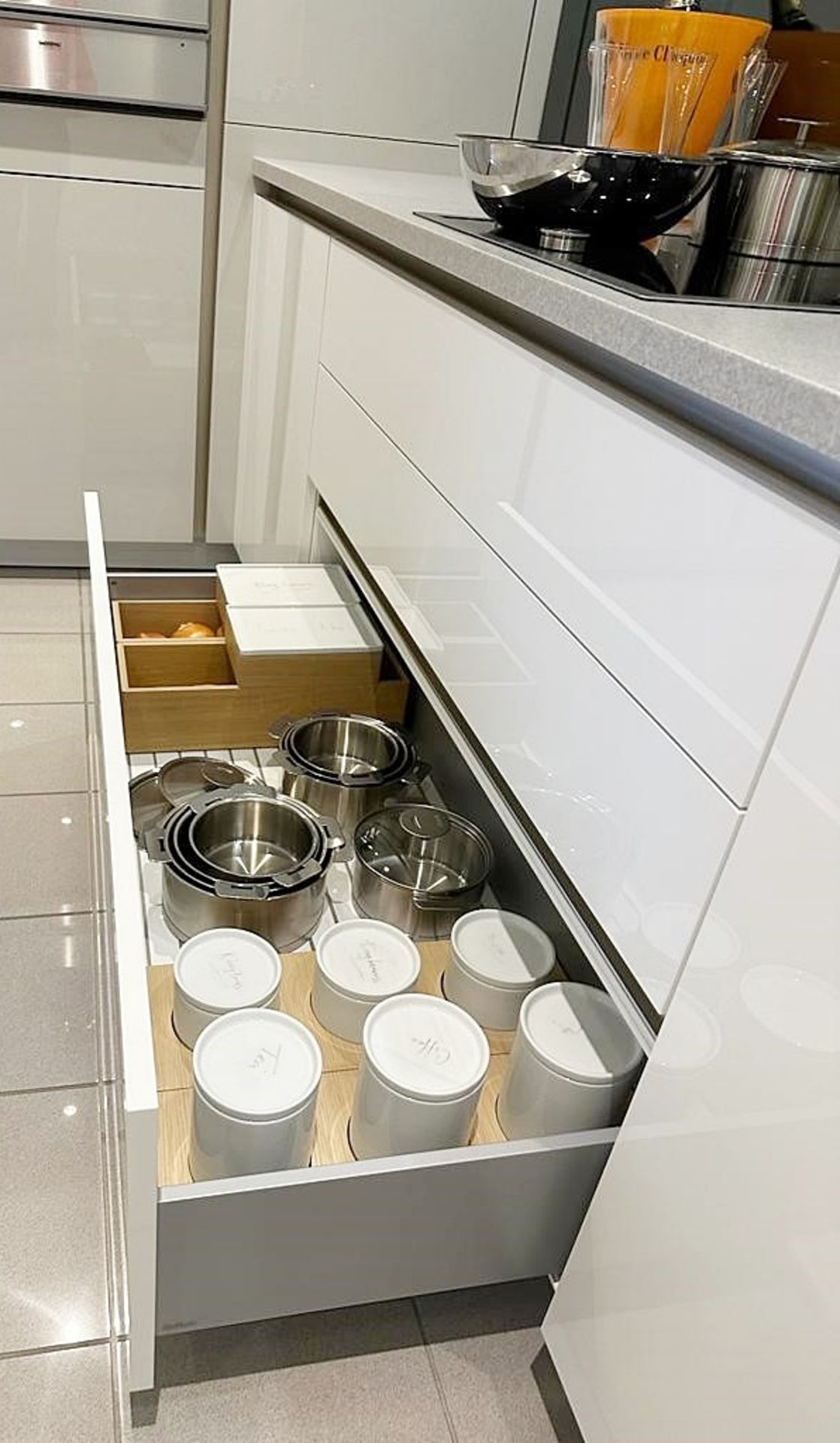 1 x SIEMATIC Contemporary 'S2' Fitted Kitchen In Gloss White And Grey *Ex-Display Showroom Model* - Image 8 of 16