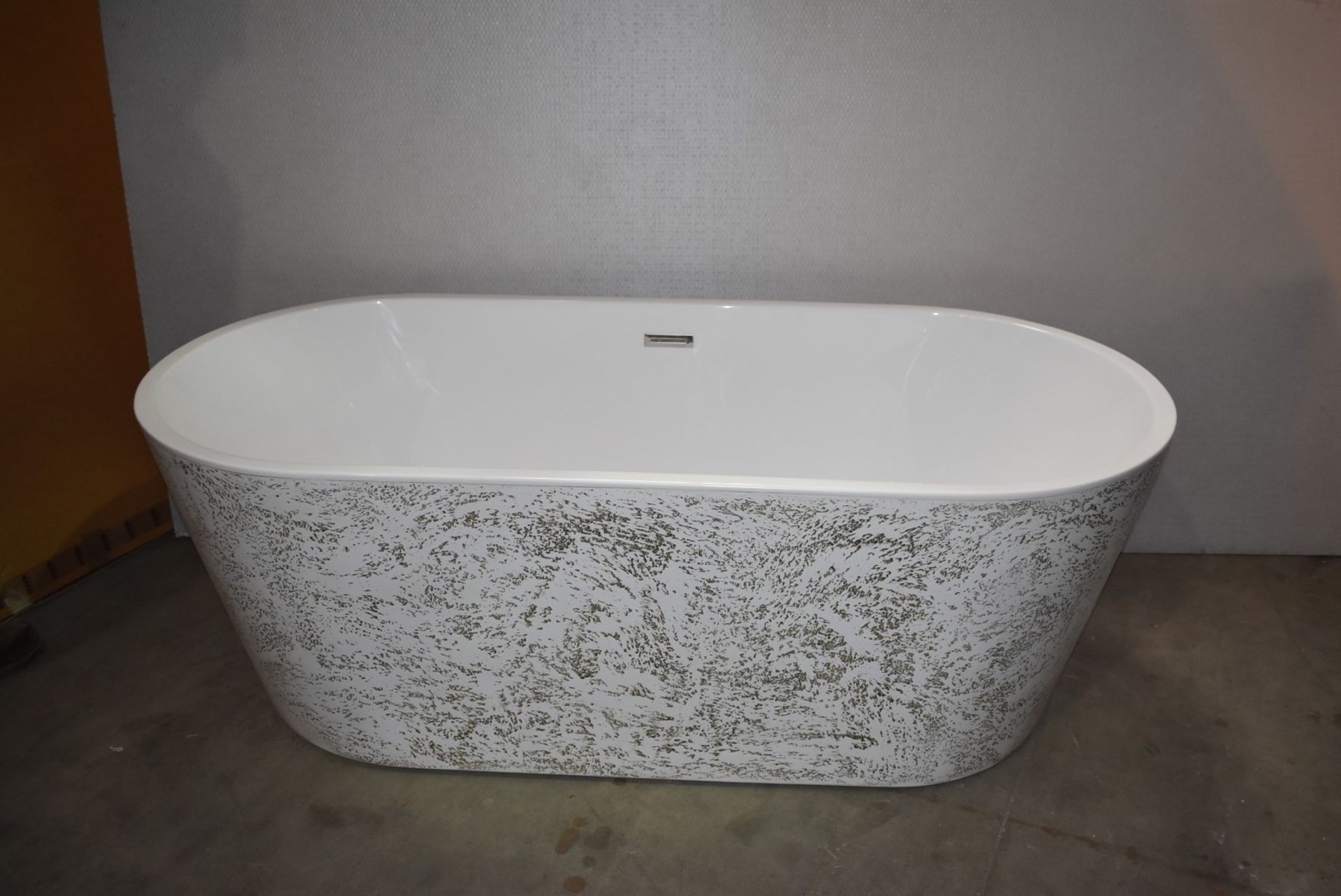 1 x Contemporary Freestanding Bath With a Tactile Textured Surround Panel - 1690mm Wide - New - Image 2 of 15