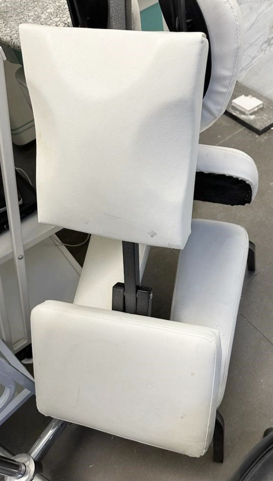 1 x White Leather Head Massage Chair - From An Award-winning Chelsea Hair Salon - Ref: 030 - CL828 - - Image 2 of 2