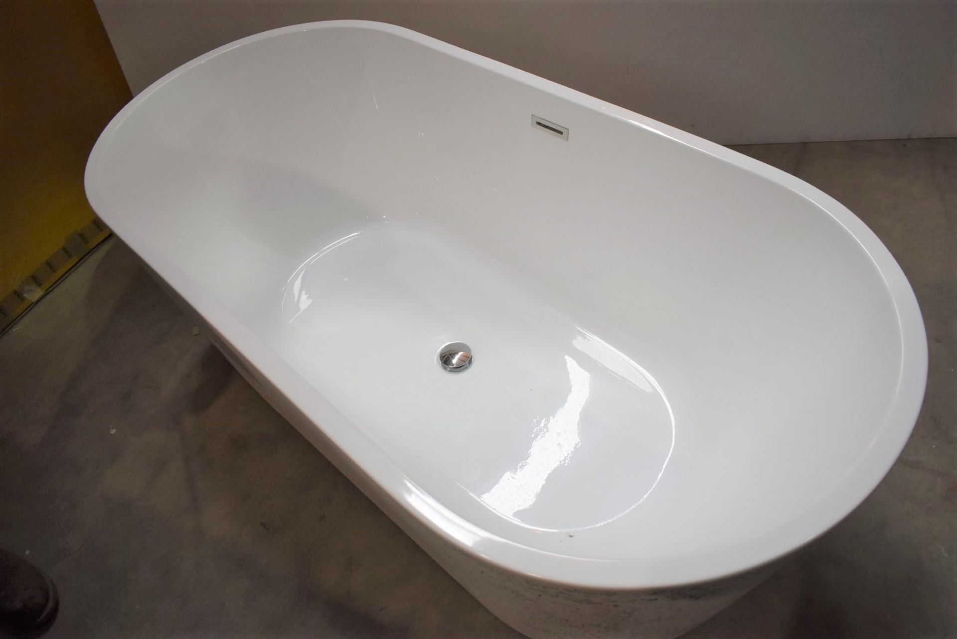 1 x Contemporary Freestanding Bath With a Tactile Textured Surround Panel - 1690mm Wide - New - Image 15 of 15