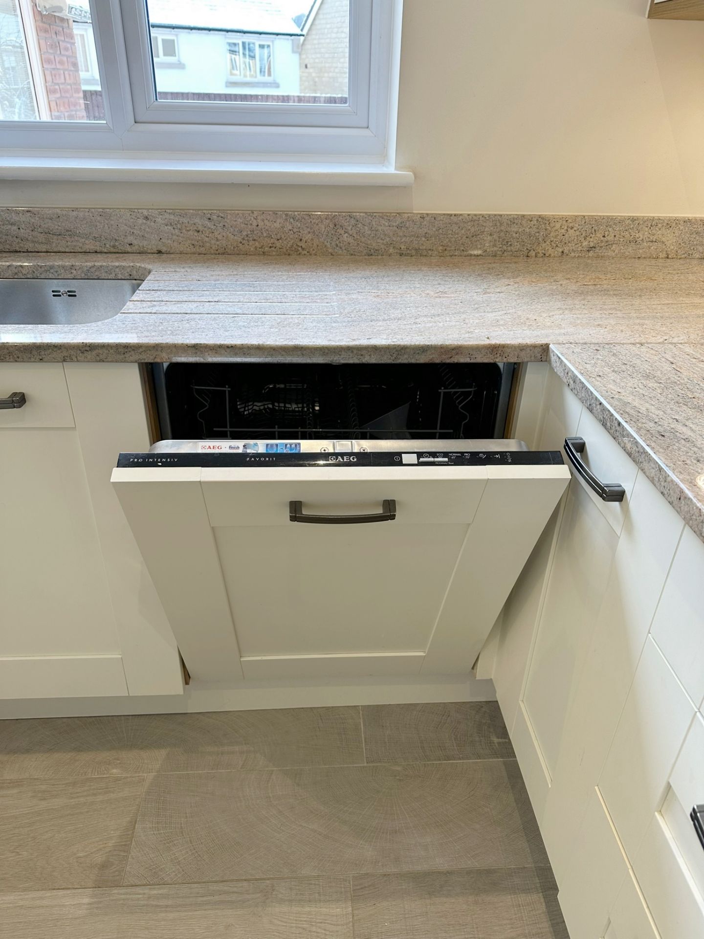 1 x SYMPHONY Contemporary Bespoke Fitted Shaker-Style Kitchen, With Branded Appliances, Granite Tops - Image 22 of 36