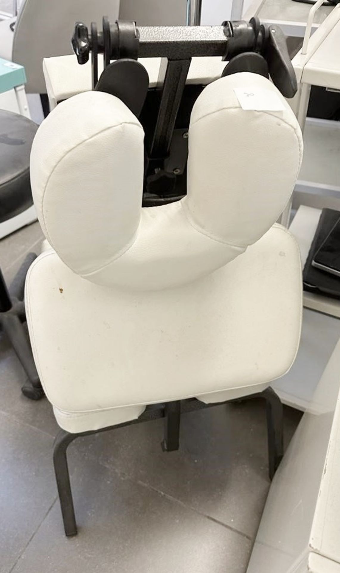 1 x White Leather Head Massage Chair - From An Award-winning Chelsea Hair Salon - Ref: 030 - CL828 -