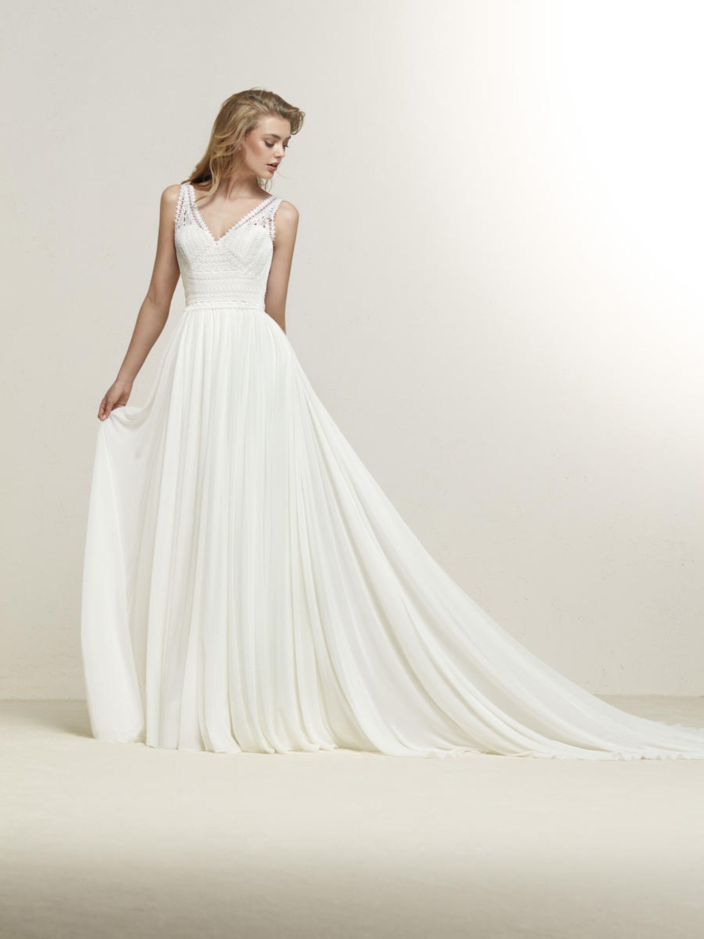 1 x PRONOVIAS 'Dramia' Designer Crocheted Lace Wedding Dress Bridal Gown, With Chiffon Gathered