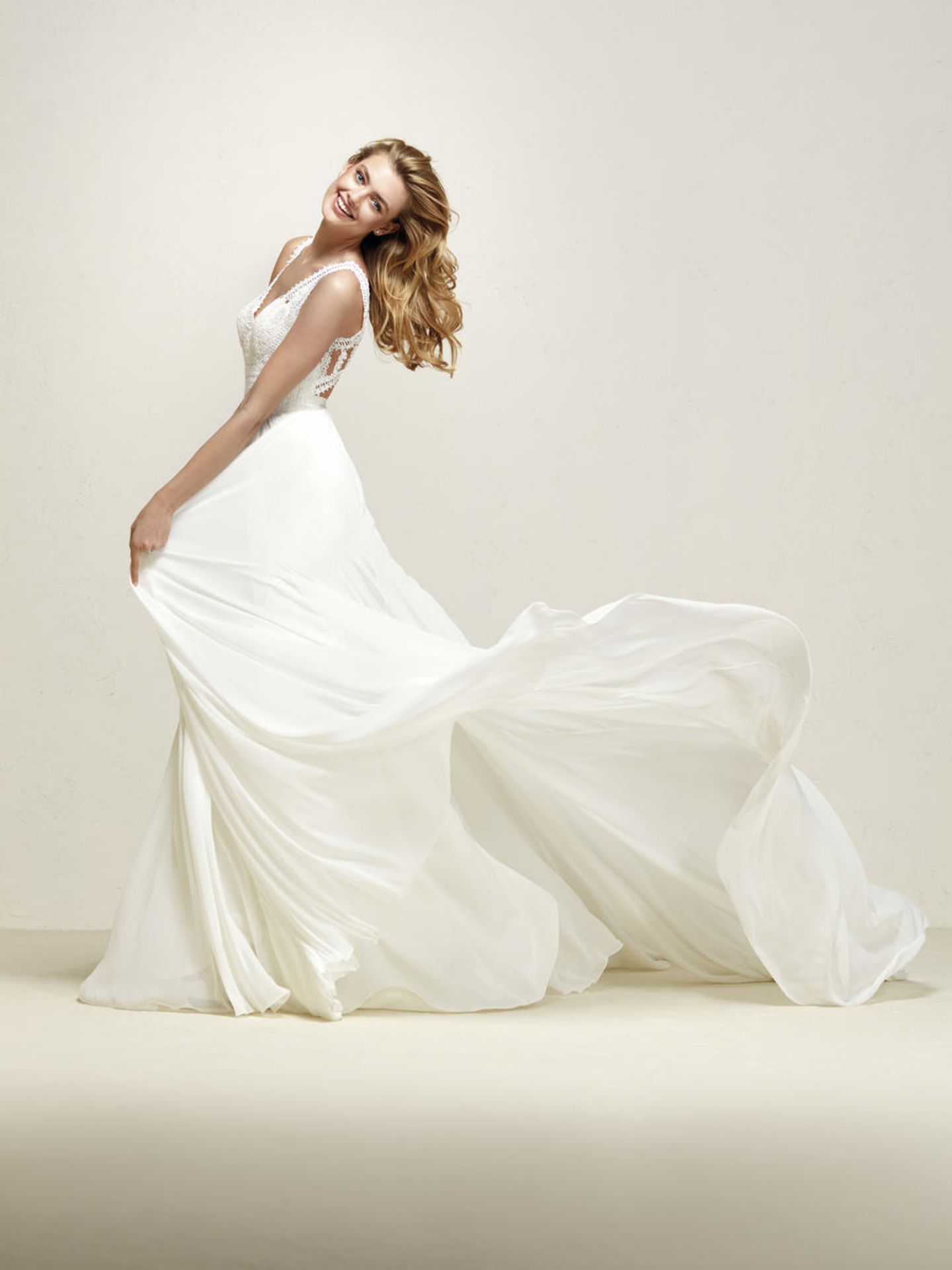 1 x PRONOVIAS 'Dramia' Designer Crocheted Lace Wedding Dress Bridal Gown, With Chiffon Gathered - Image 3 of 20