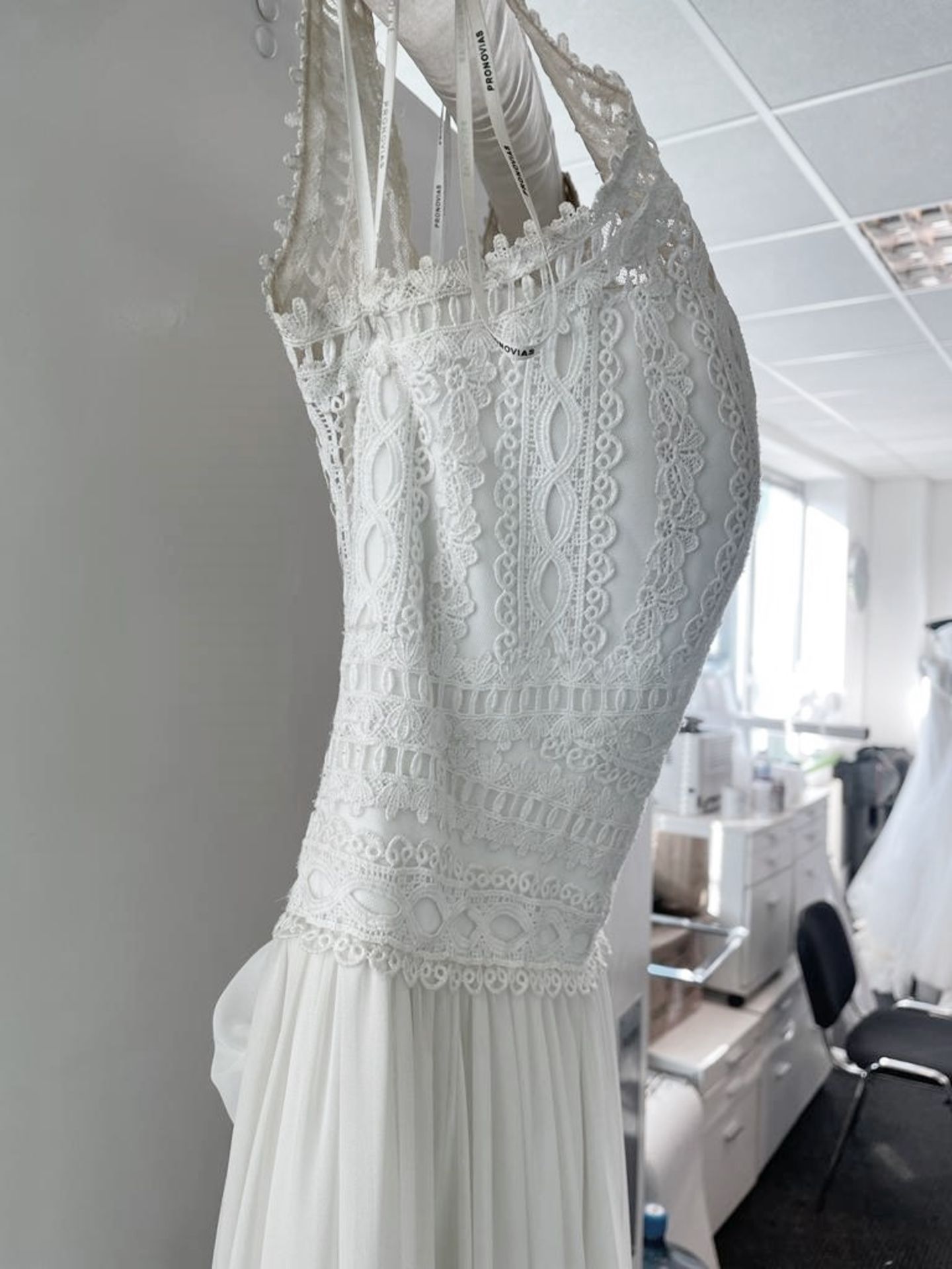 1 x PRONOVIAS 'Dramia' Designer Crocheted Lace Wedding Dress Bridal Gown, With Chiffon Gathered - Image 15 of 20