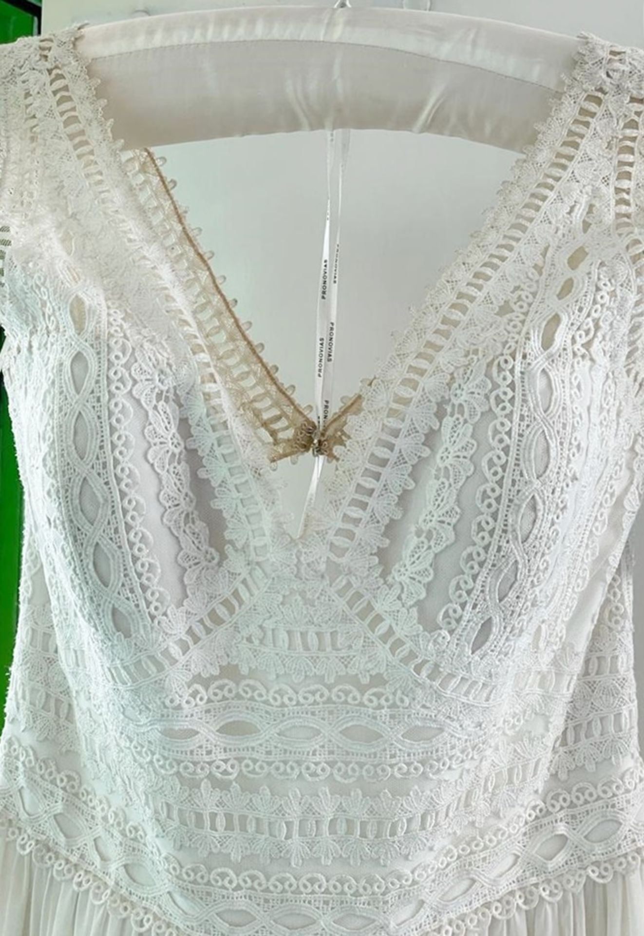 1 x PRONOVIAS 'Dramia' Designer Crocheted Lace Wedding Dress Bridal Gown, With Chiffon Gathered - Image 12 of 20