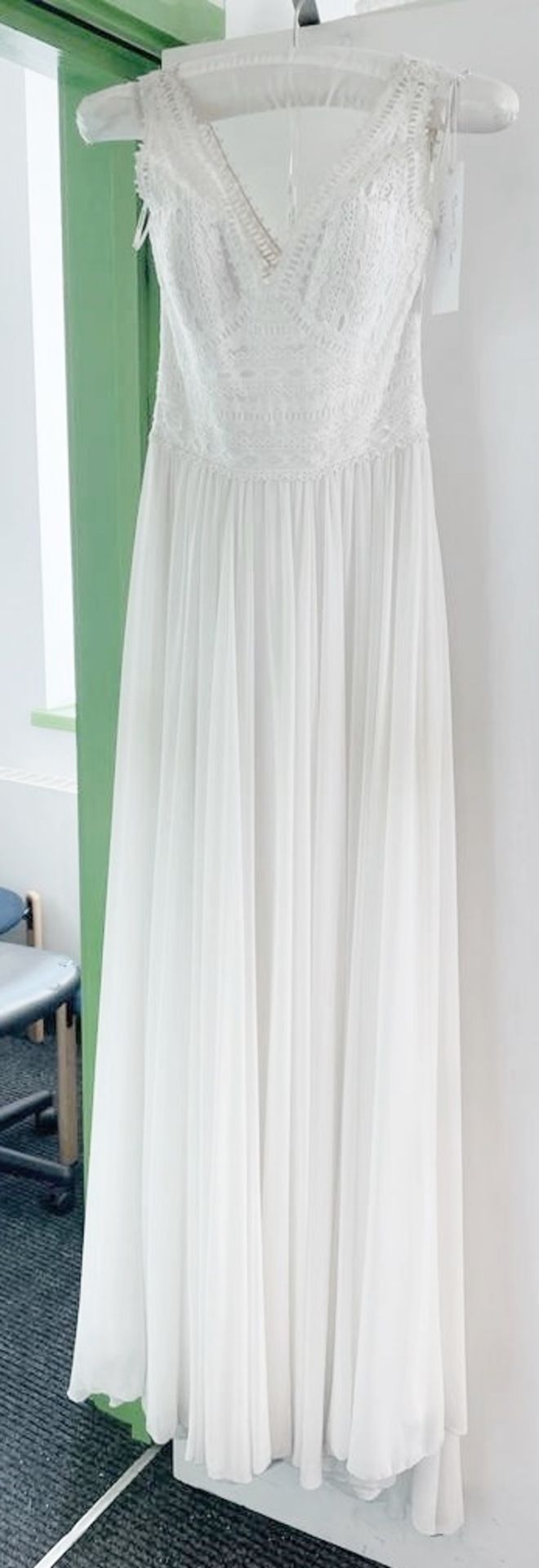 1 x PRONOVIAS 'Dramia' Designer Crocheted Lace Wedding Dress Bridal Gown, With Chiffon Gathered - Image 5 of 20