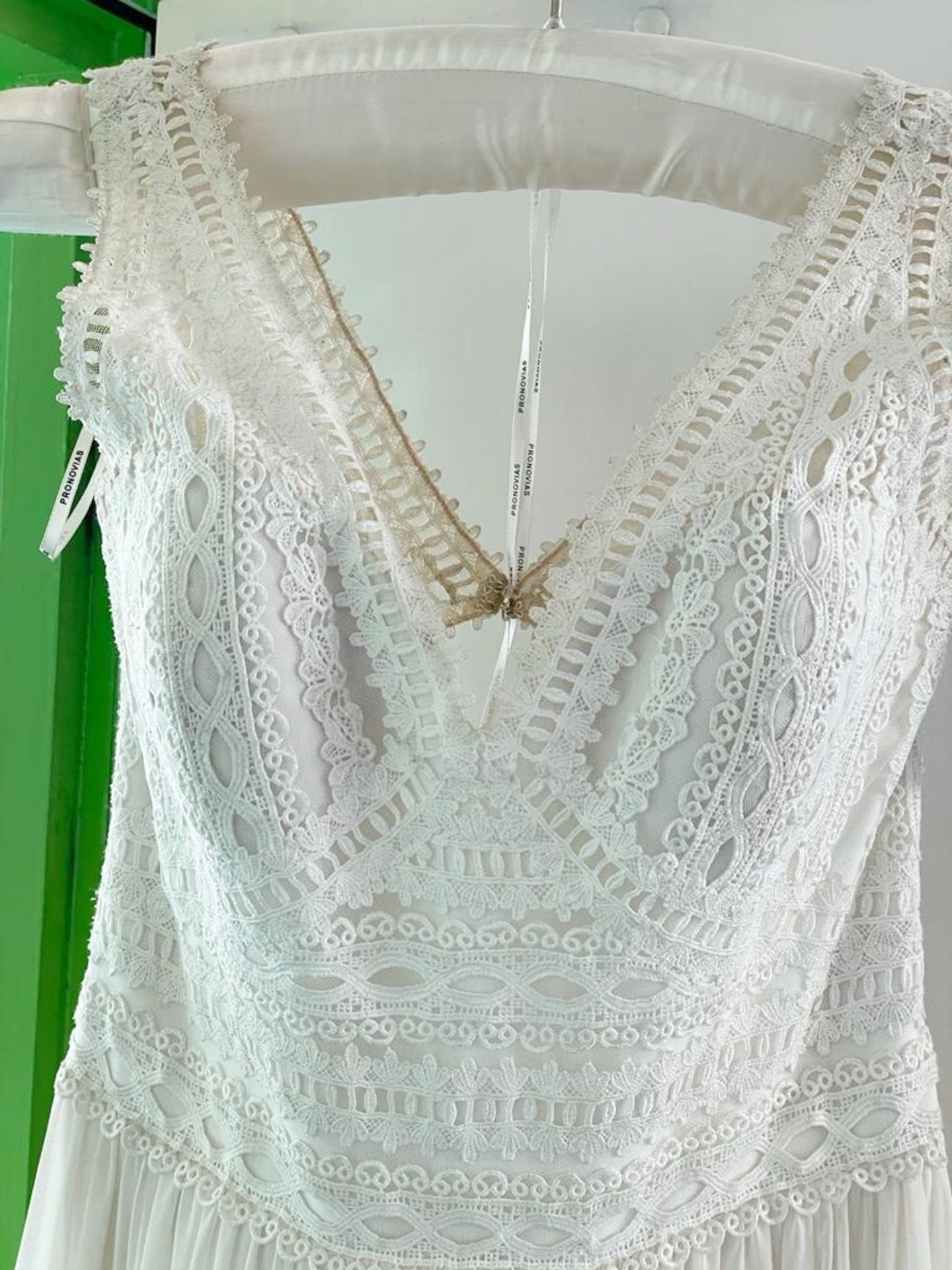 1 x PRONOVIAS 'Dramia' Designer Crocheted Lace Wedding Dress Bridal Gown, With Chiffon Gathered - Image 6 of 20