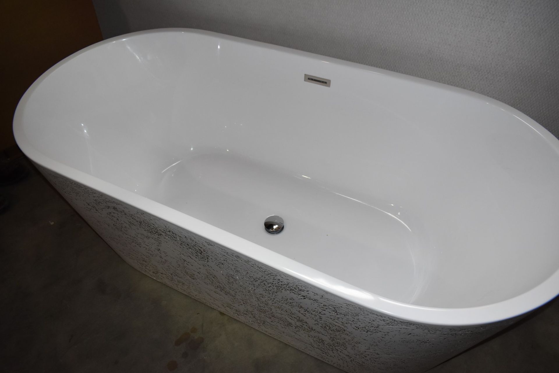 1 x Contemporary Freestanding Bath With a Tactile Textured Surround Panel - 1690mm Wide - New - Image 8 of 15