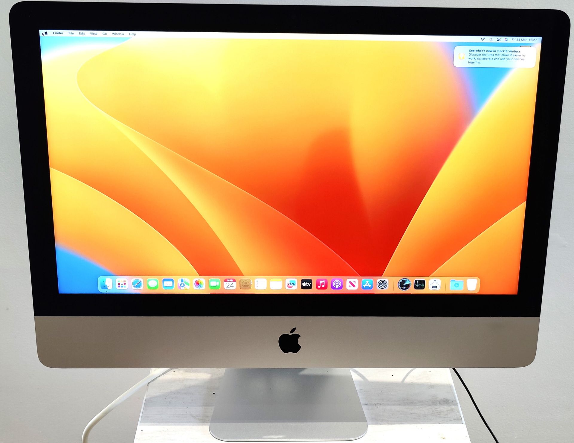 1 x Apple iMac 2017 4K 21.5" Retina, Ventura OS, Intel i5 Quad, 8gb DDR4, 1000gb SSD, Radeon Pro 555 - Image 5 of 11