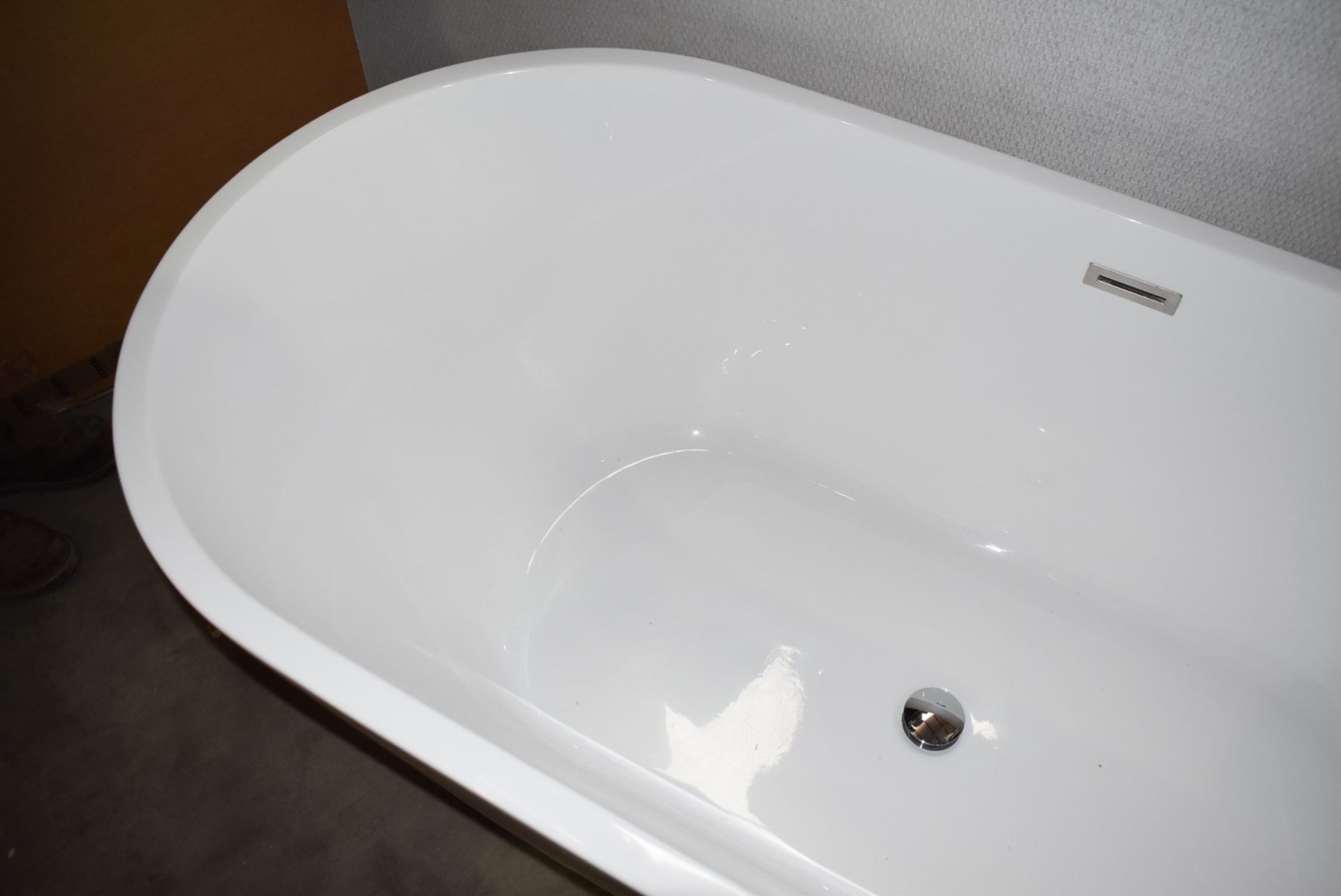 1 x Contemporary Freestanding Bath With a Tactile Textured Surround Panel - 1690mm Wide - New - Image 10 of 15