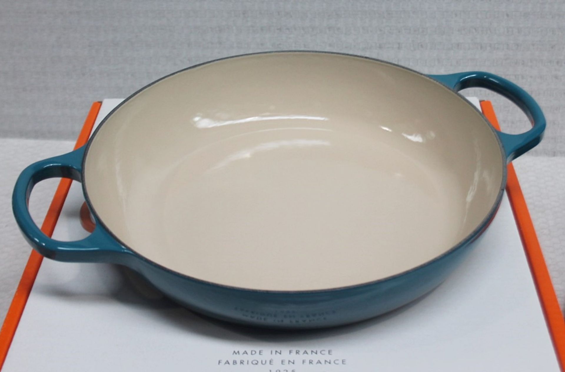 1 x LE CREUSET 'Signature' Enamelled Cast Iron Shallow Casserole Dish In Teal - RRP £270.00 - Image 10 of 13