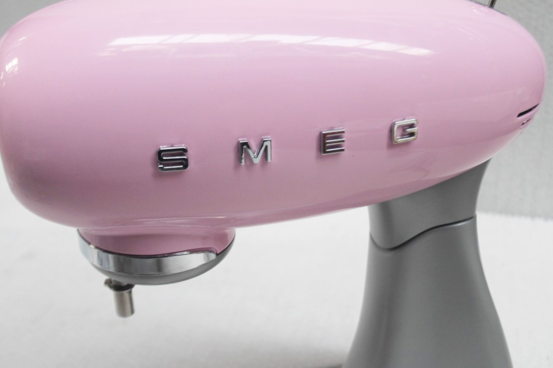 1 x SMEG 50's Retro Stand Mixer In Pink With 4.8 Litre Bowl And Accessories - RRP £499.00 - Image 8 of 14