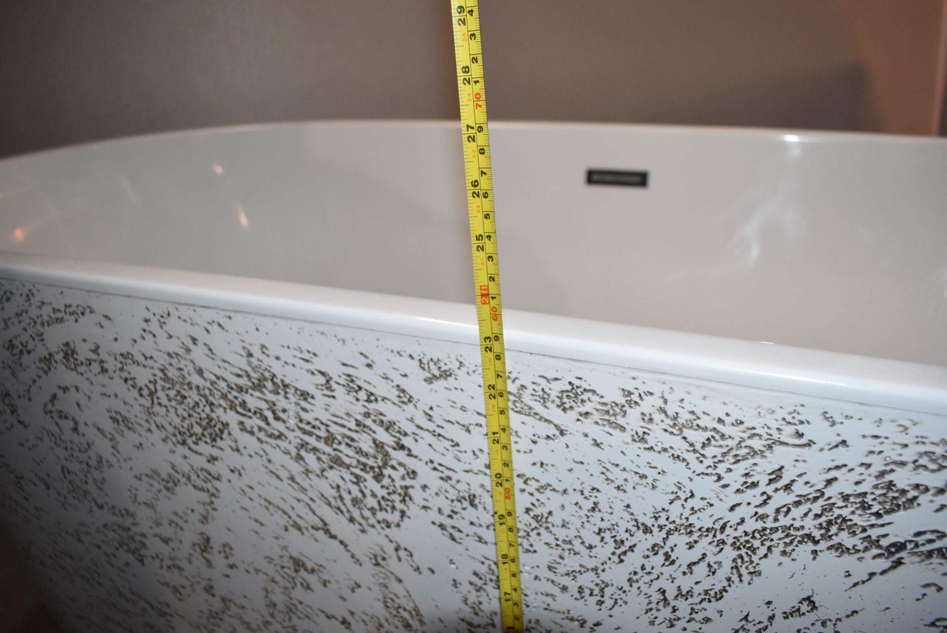 1 x Contemporary Freestanding Bath With a Tactile Textured Surround Panel - 1690mm Wide - New - Image 13 of 15
