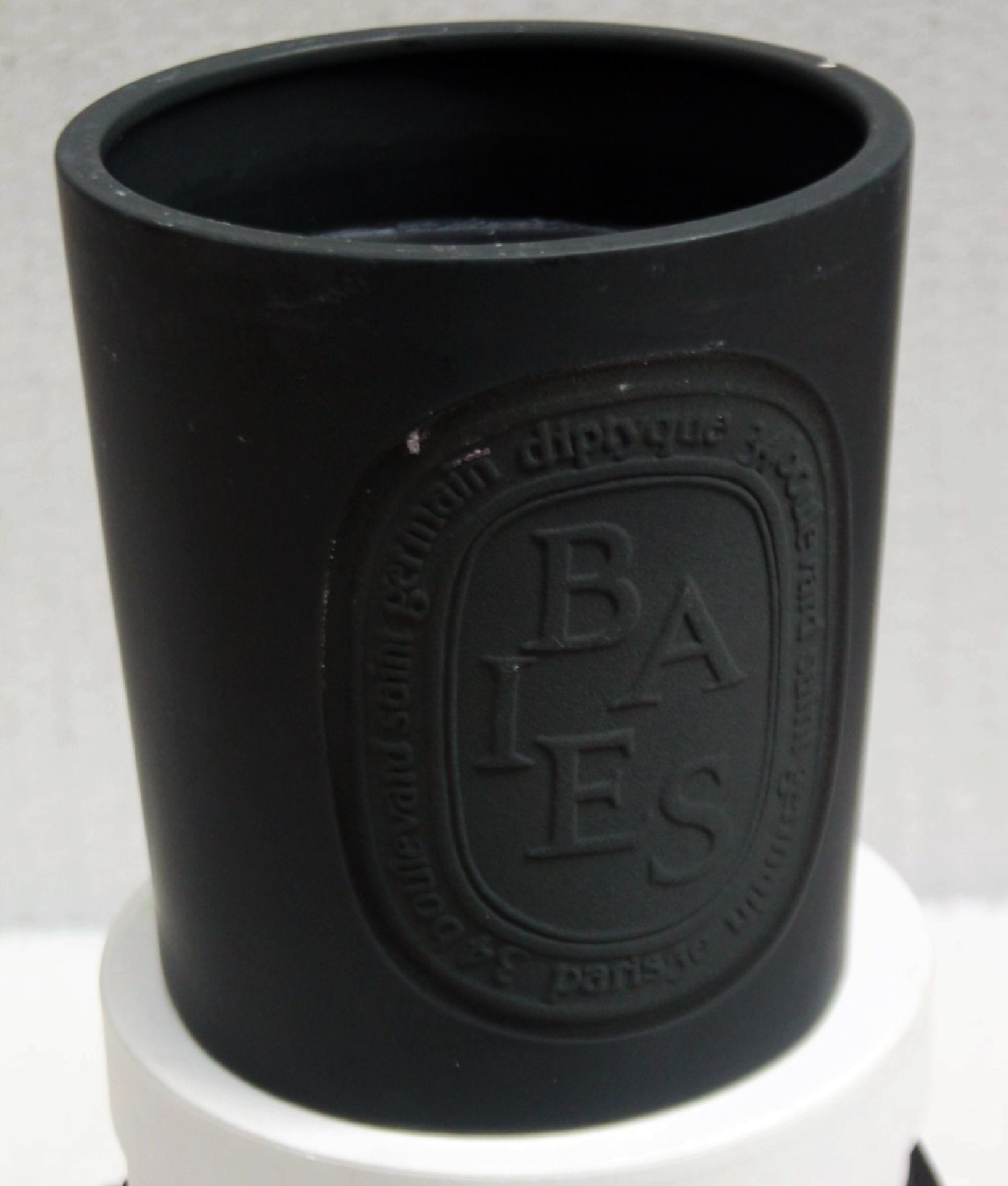 1 x DIPTYQUE Giant Candle Baies 1500G - Original Price £265.00 - Ref: 2729547/HAS2104/WH2-C7/02-23-1 - Image 3 of 6