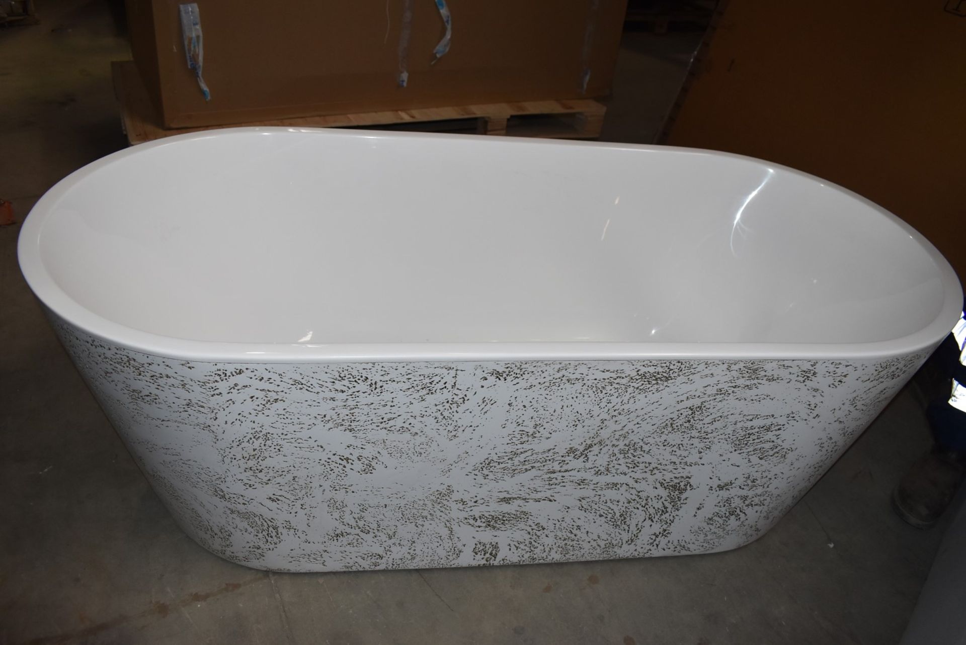 1 x Contemporary Freestanding Bath With a Tactile Textured Surround Panel - 1690mm Wide - New - Image 9 of 15