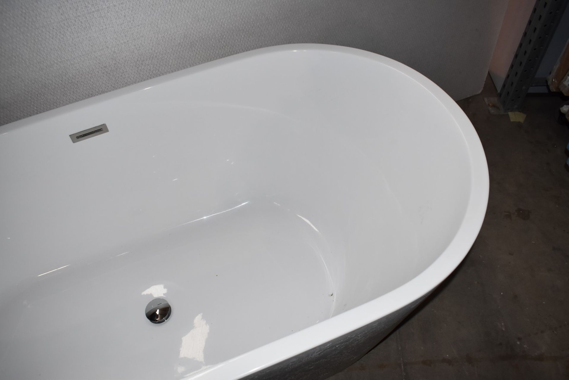 1 x Contemporary Freestanding Bath With a Tactile Textured Surround Panel - 1690mm Wide - New - Image 12 of 15