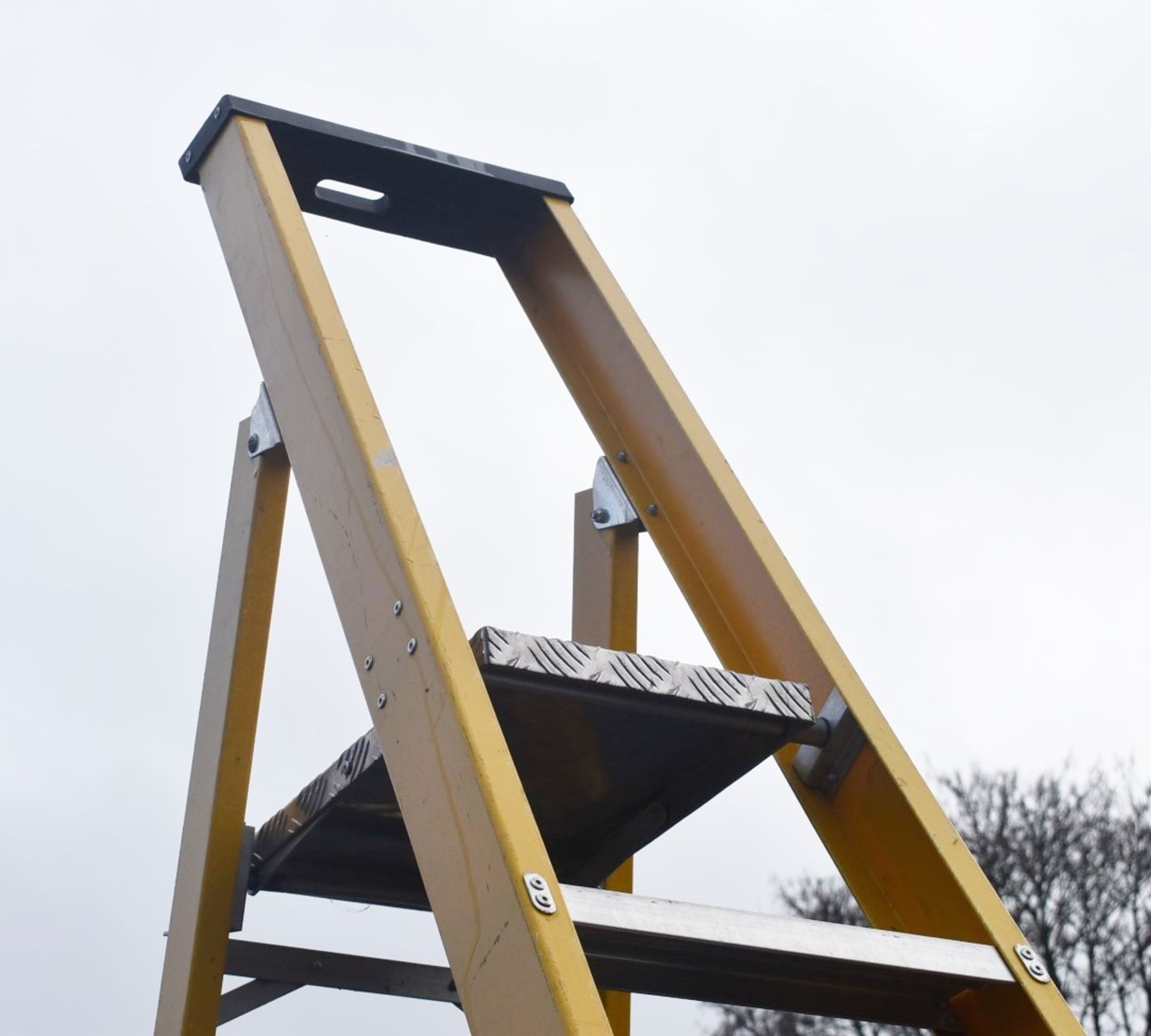 1 x Fibreglass Site Ladder With 12 Treads - Suitable For Working Around Thermal or Electrical Danger - Image 9 of 9