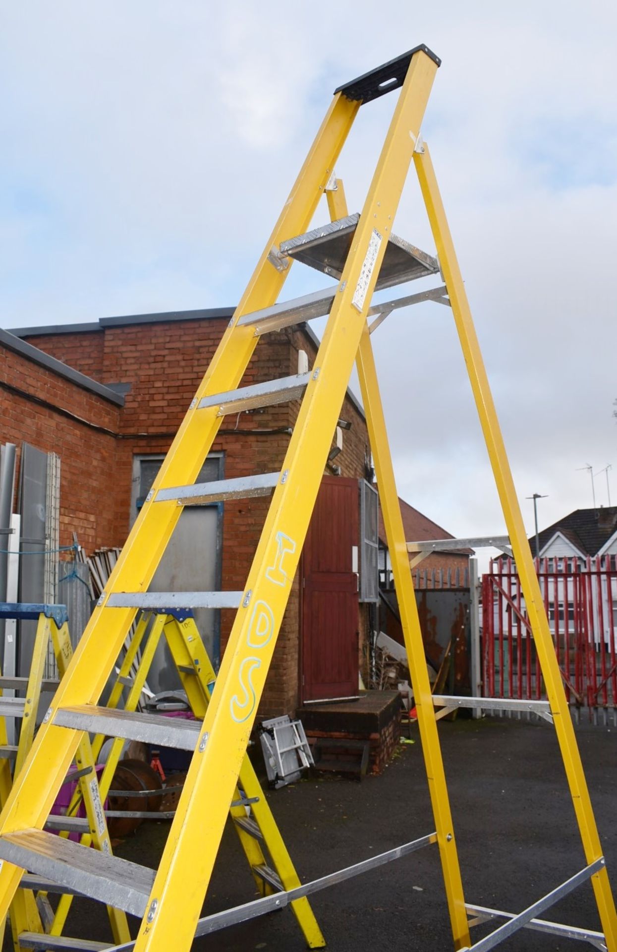 1 x Fibreglass Site Ladder With 12 Treads - Suitable For Working Around Thermal or Electrical Danger - Image 7 of 9