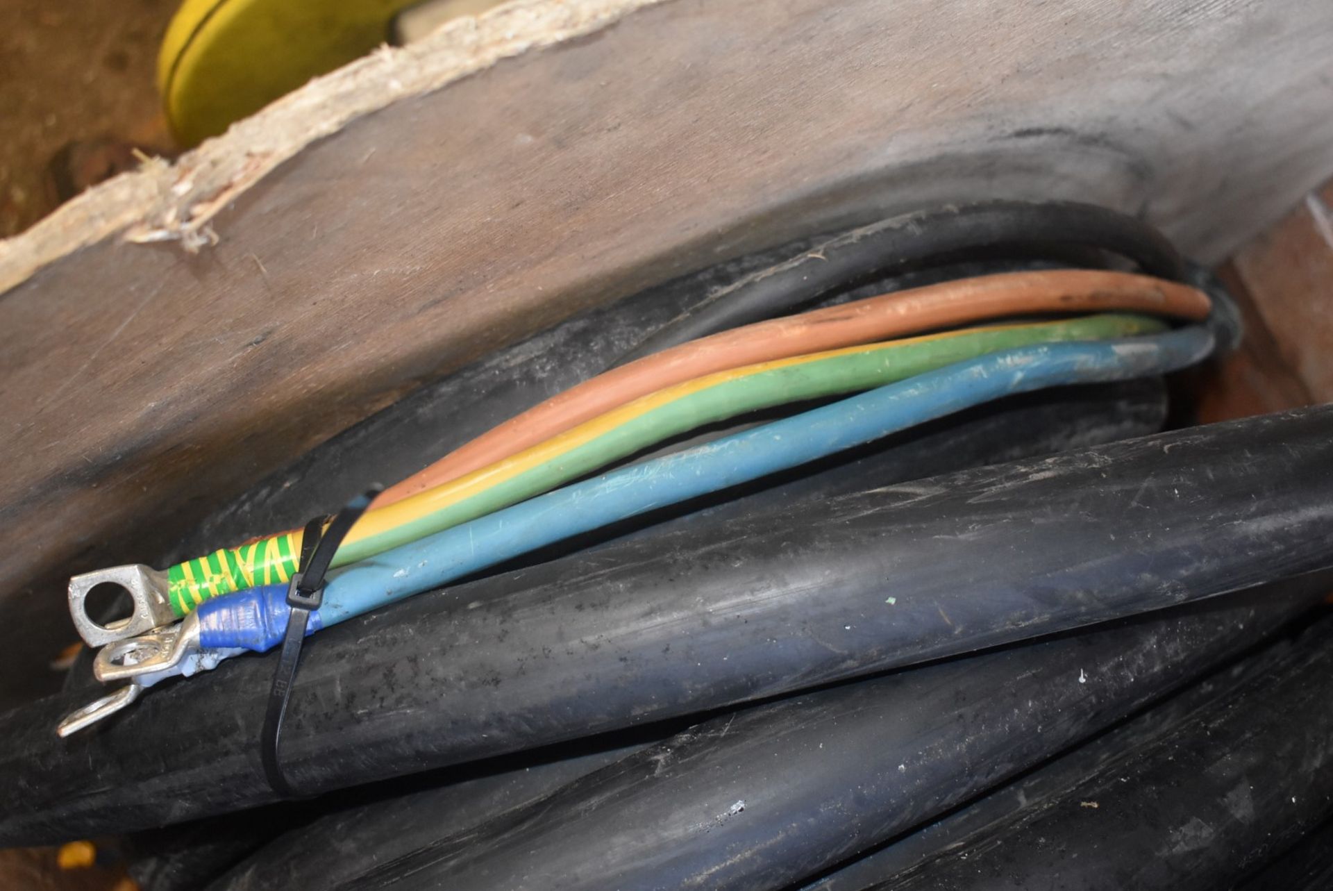 1 x Reel of Thick Electrical Cable With Bolt Hole Terminals - Blue/Brown/Earth - Image 4 of 5