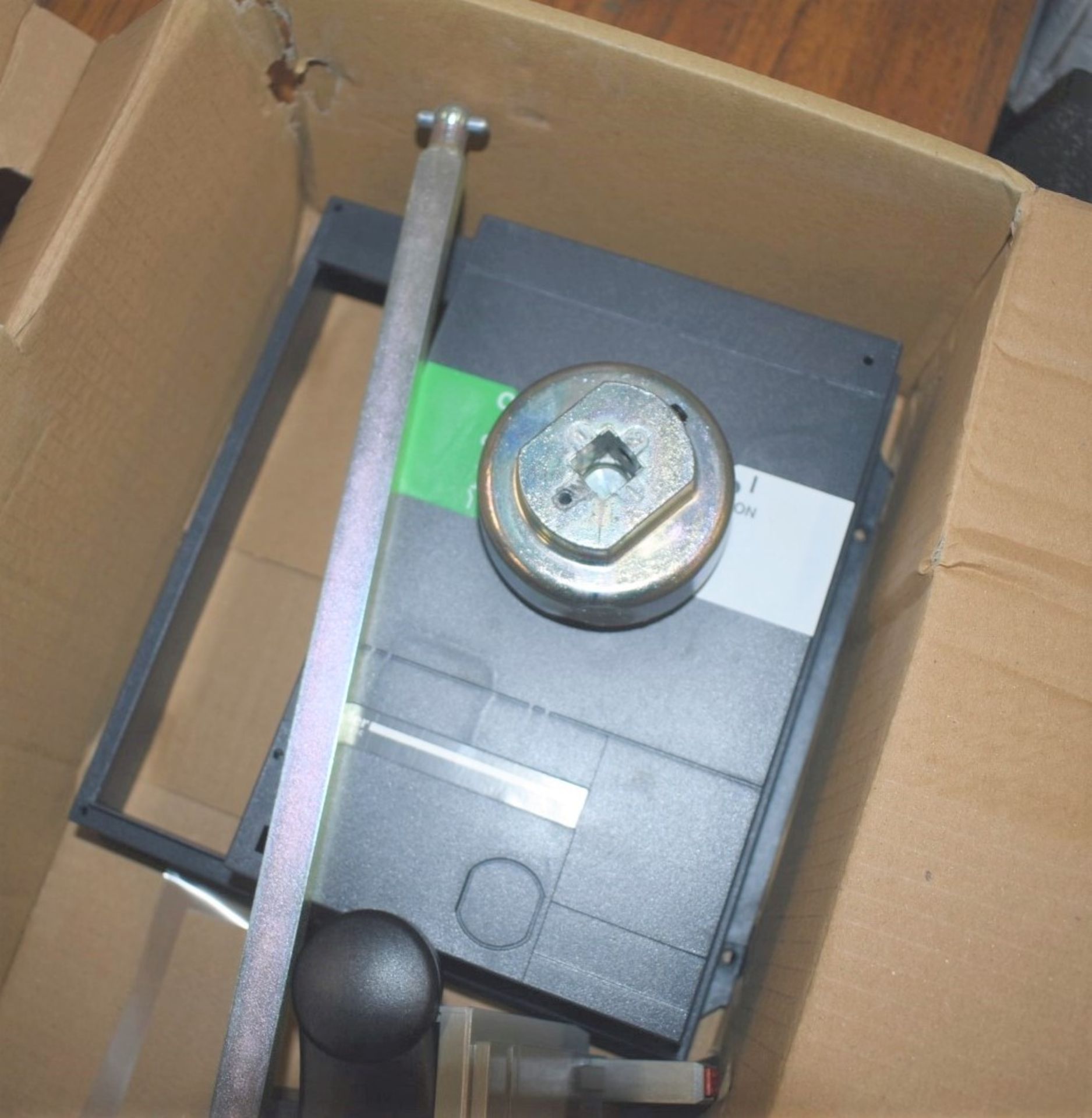 1 x Schneider Electric Front Rotary On/Off Handle Extension - Type: 33778 - Unused in Original Box - Image 9 of 9