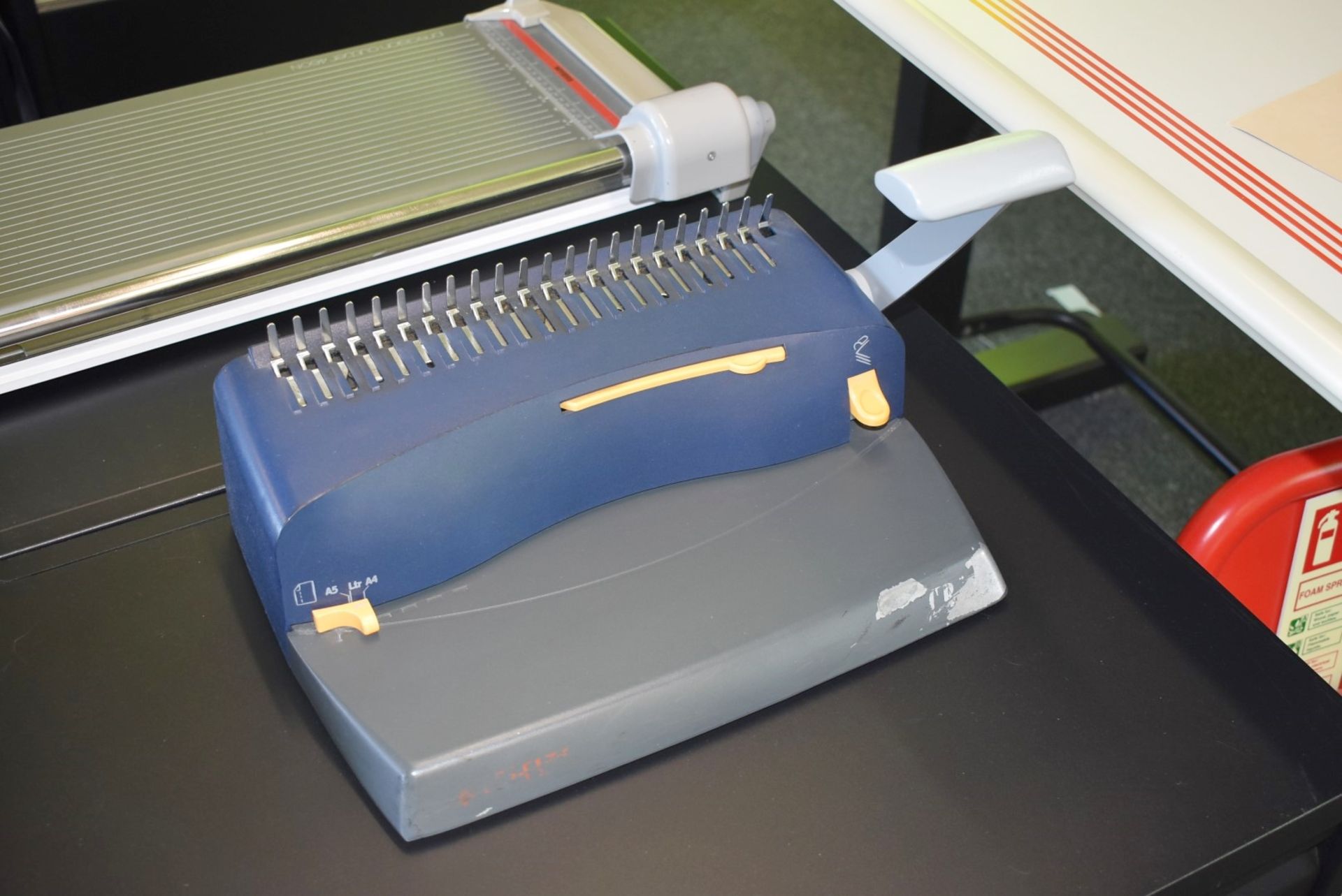 Assorted Office Desktop Items - Includes 2 x Fans, Laminator, Comb Binder, Paper Cutter And 4-Hole P - Image 2 of 7