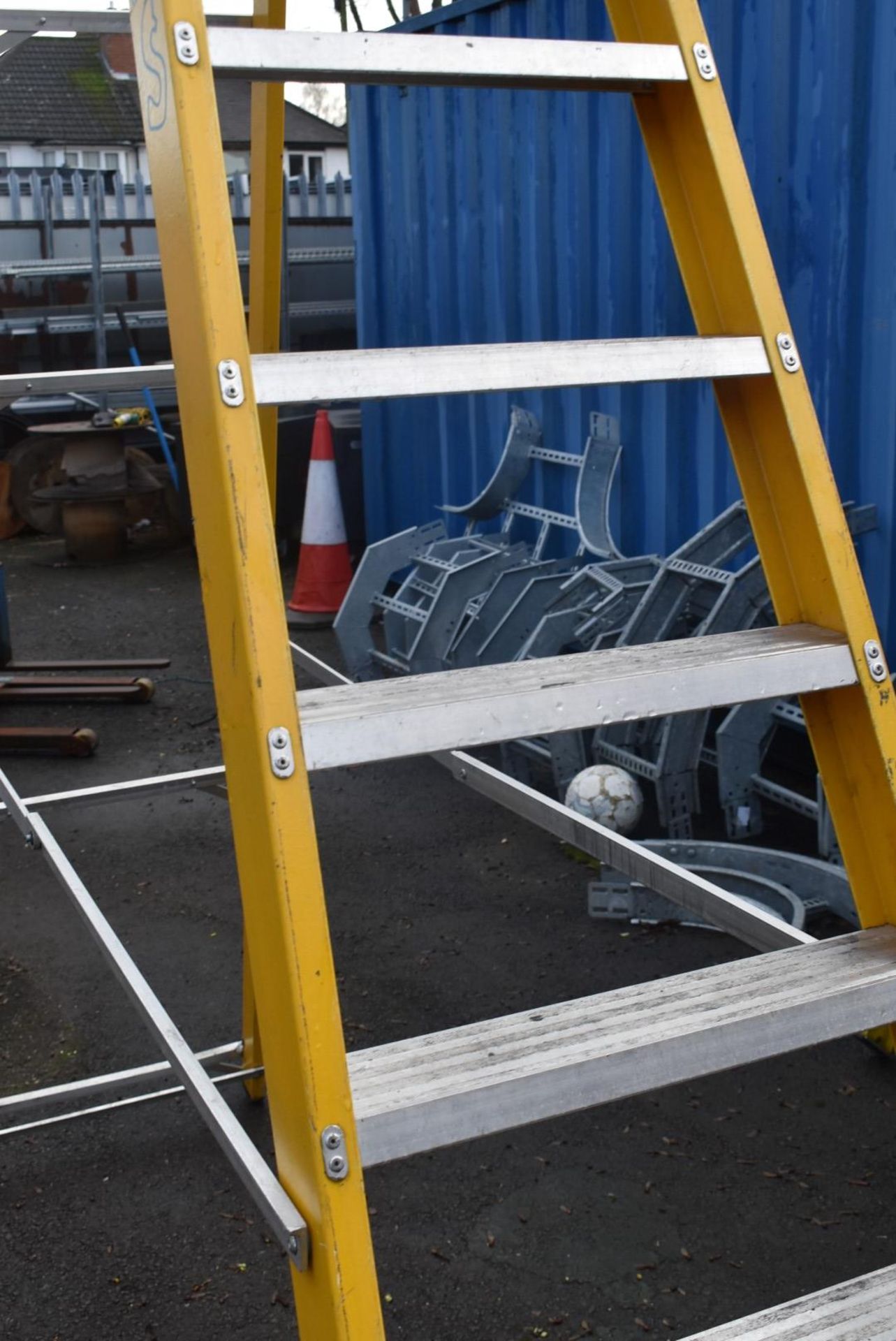 1 x Fibreglass Site Ladder With 12 Treads - Suitable For Working Around Thermal or Electrical Danger - Image 3 of 9