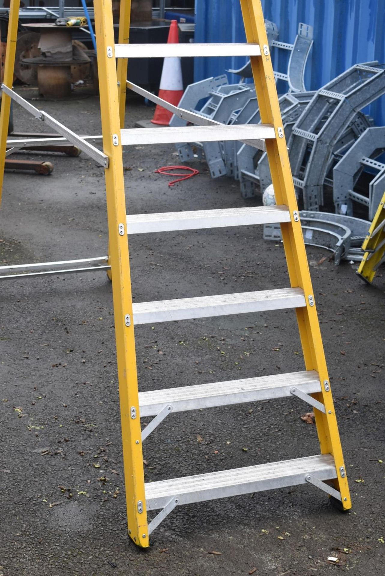 1 x Fibreglass Site Ladder With 12 Treads - Suitable For Working Around Thermal or Electrical Danger - Image 4 of 9