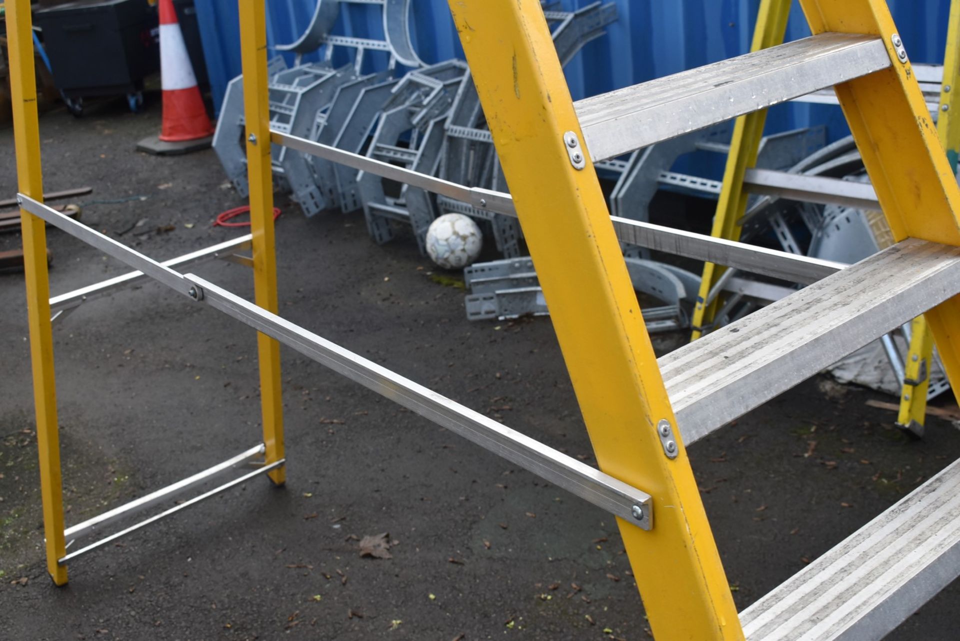 1 x Fibreglass Site Ladder With 12 Treads - Suitable For Working Around Thermal or Electrical Danger - Image 8 of 9